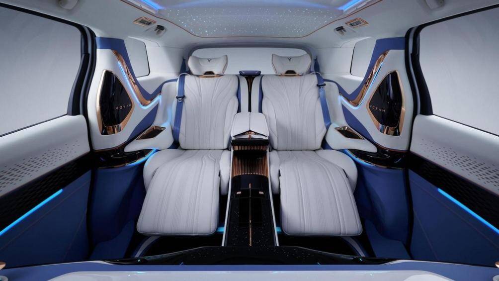 Đặc biệt, mẫu xe Trung Quốc này còn có hệ thống đèn viền nội thất và trần xe bầu trời sao theo phong cách của Rolls-Royce