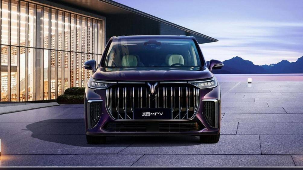 Xe được trang bị lưới tản nhiệt cực lớn trên đầu xe. Nằm hai bên lưới tản nhiệt là cụm đèn pha khá thanh mảnh, tích hợp dải đèn LED định vị ban ngày