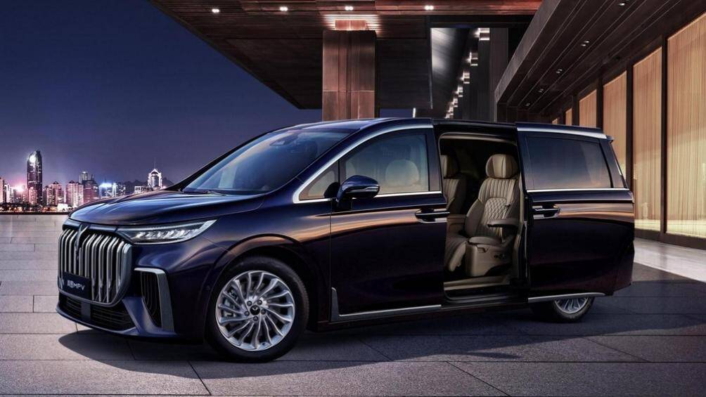 Nhờ đó, Voyah Dreamer được mệnh danh là mẫu MPV nhanh nhất thế giới hiện nay. Bí quyết của xe nằm ở 2 mô-tơ điện, tạo ra công suất tổng cộng 429 mã lực