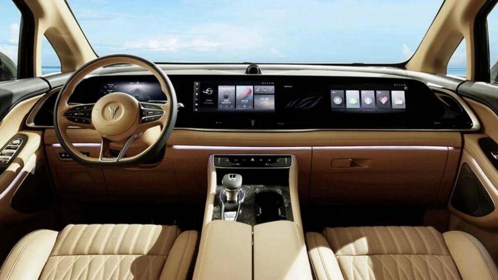 Bên trong, một màn hình lớn kéo dài hết mặt táp-lô, kết hợp giữa bảng đồng hồ kỹ thuật số, màn hình thông tin giải trí và màn hình dành cho hành khách ghế phụ lái