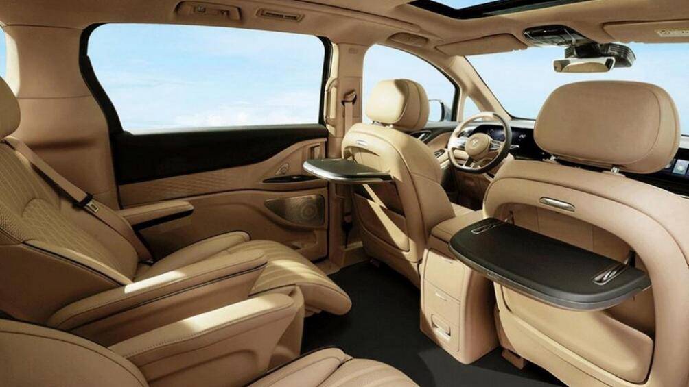 Hãng Voyah đã trang bị nhiều chi tiết mạ crôm cho mẫu MPV đầu tiên của mình như viền 2 khe gió nằm dọc trên đầu xe, viền cửa sổ và nẹp hình chữ "L" trên cửa