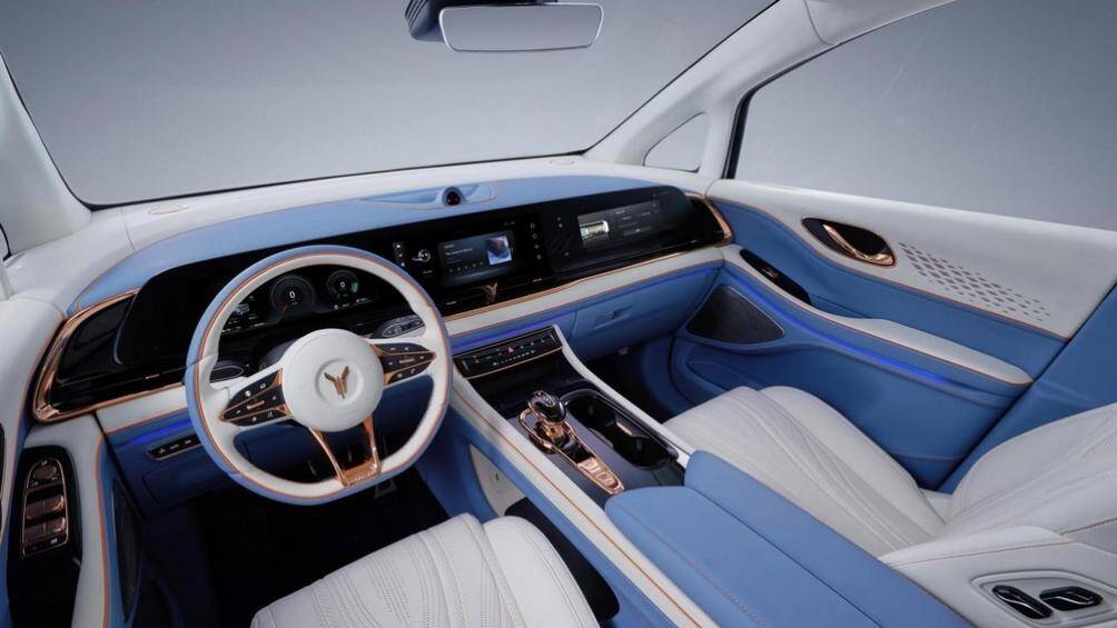 Nội thất của bản 4 chỗ được bọc da màu xanh dương và trắng, phối với những điểm nhấn màu đen bóng hoặc vàng kim