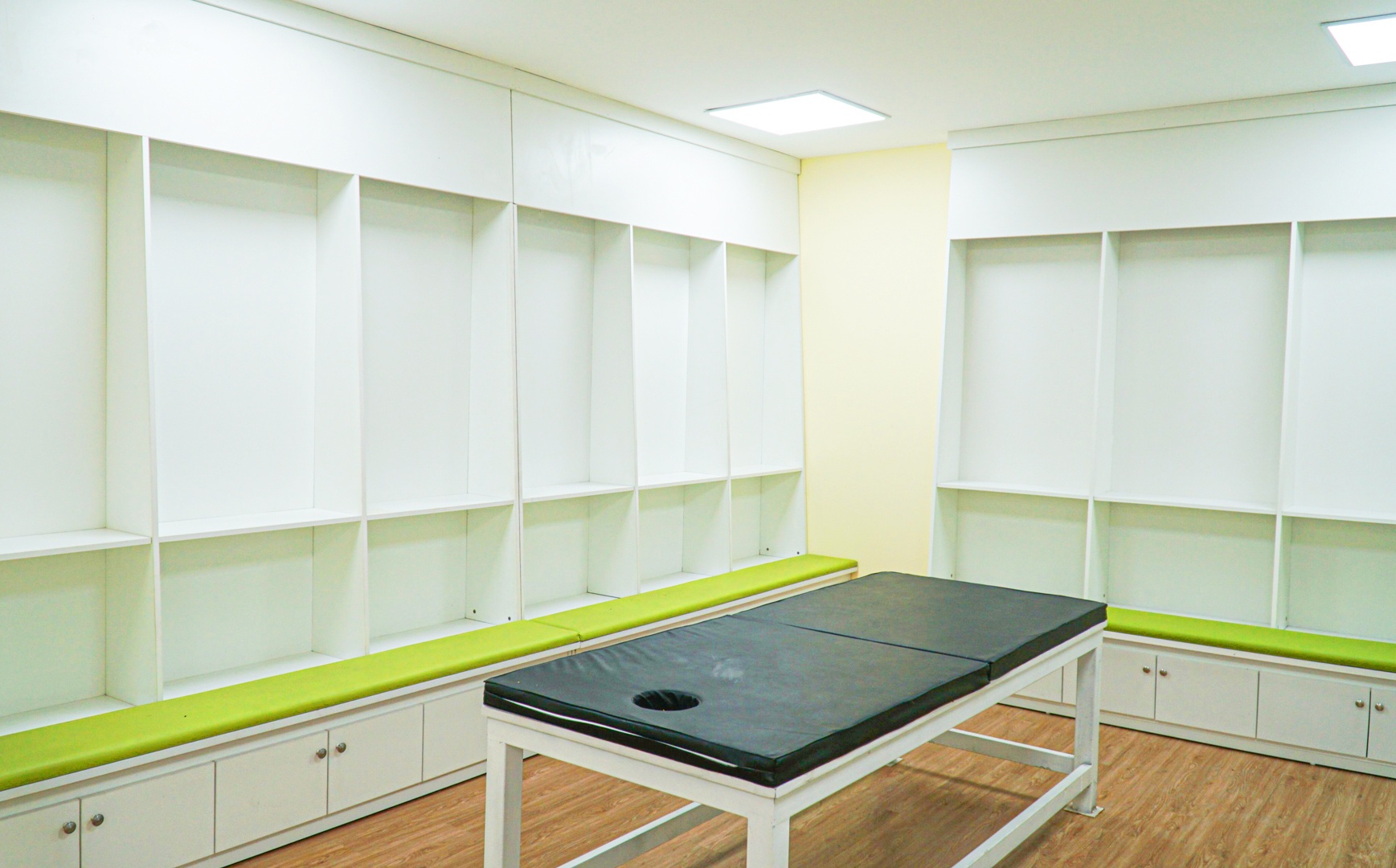 Phòng thay đồ của cầu thủ đảm bảo các tiêu chuẩn của Liên đoàn Bóng đá châu Á (AFC).