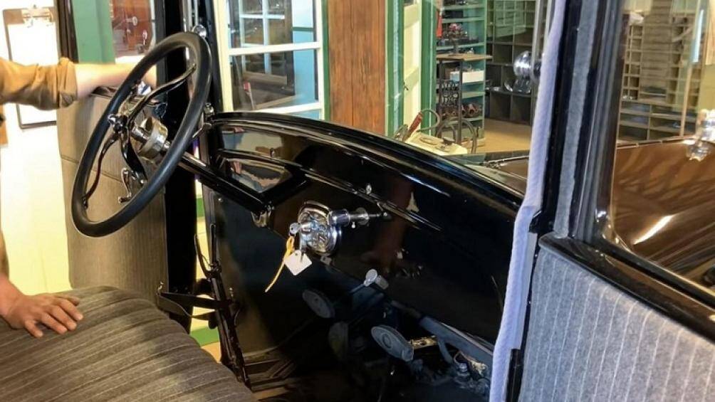Chiếc xe được phục chế với vẻ bên ngoài trông đen bóng như mới, bên trong sạch đẹp giống như vừa xuất xưởng
