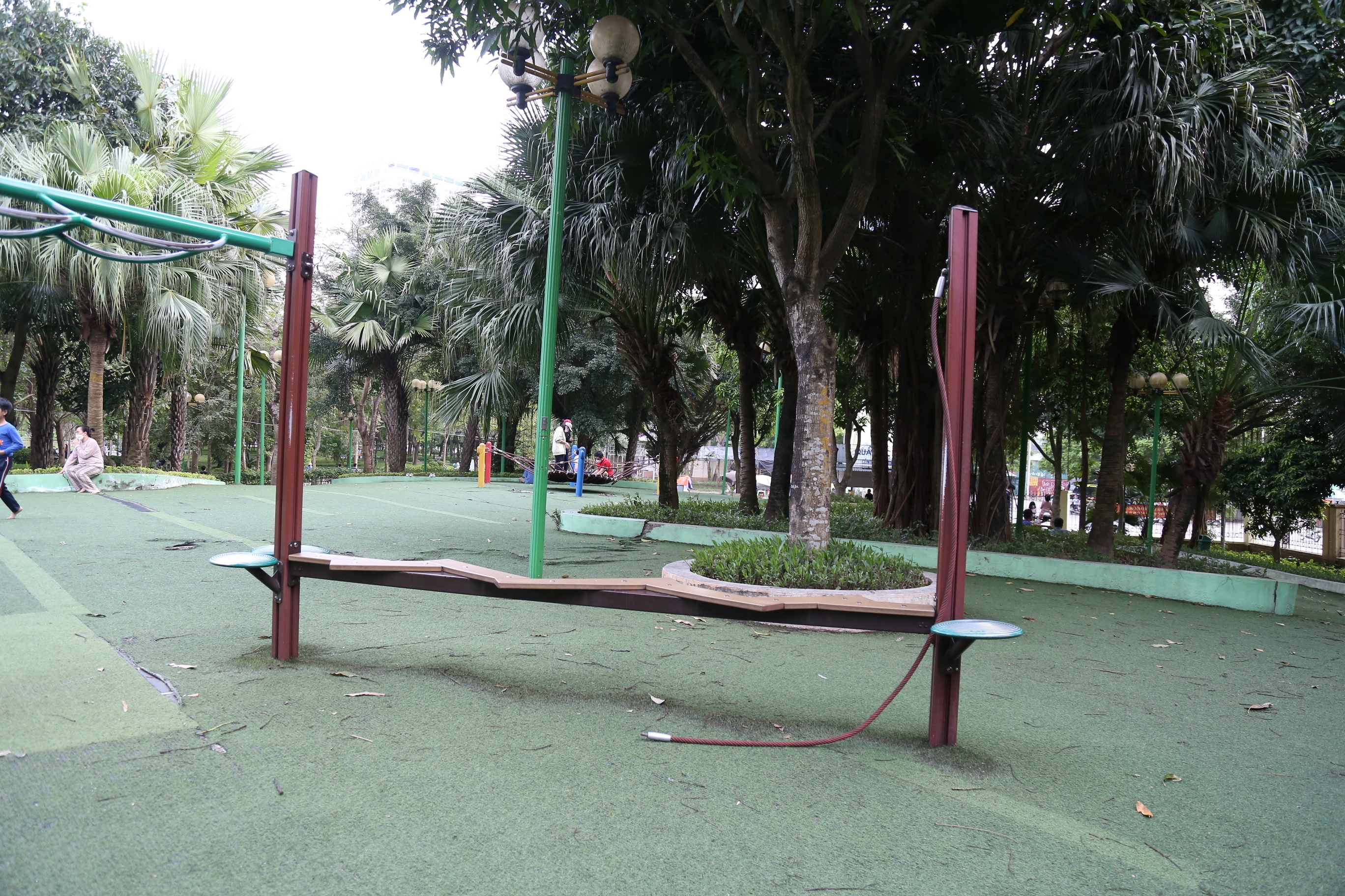 Nhiều thiết bị trò chơi dành cho trẻ em tại đây cũng bị hỏng không thể sử dụng.