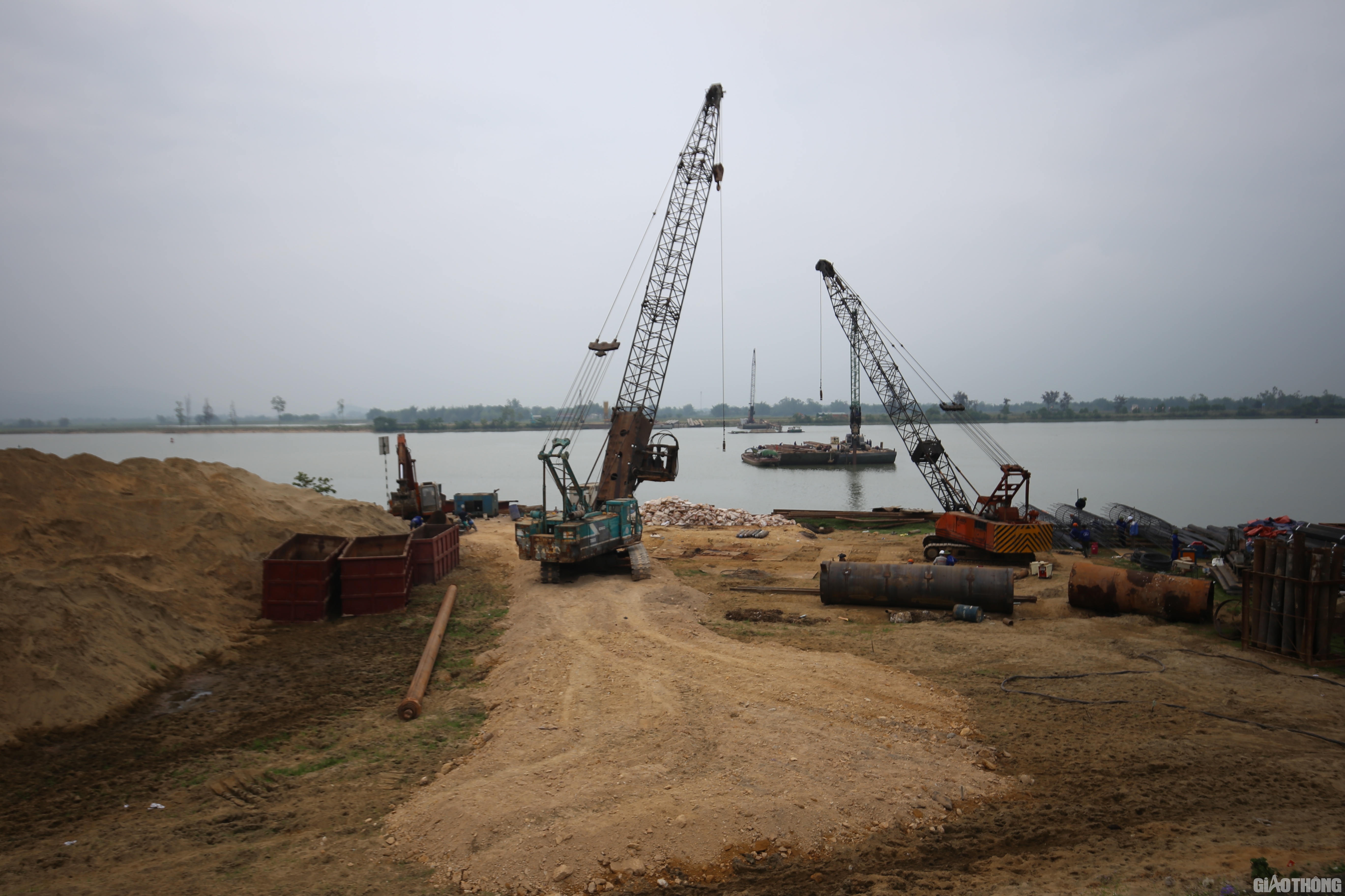 Ông Trương Đức Liên - Phó Tổng Giám đốc Công ty CP đầu tư Phúc Thành Hưng (doanh nghiệp dự án) thông tin: Đến nay, các nhà thầu đã huy động được 54 mũi thi công, tăng gấp đôi so với thời điểm đầu tháng 3/2022.