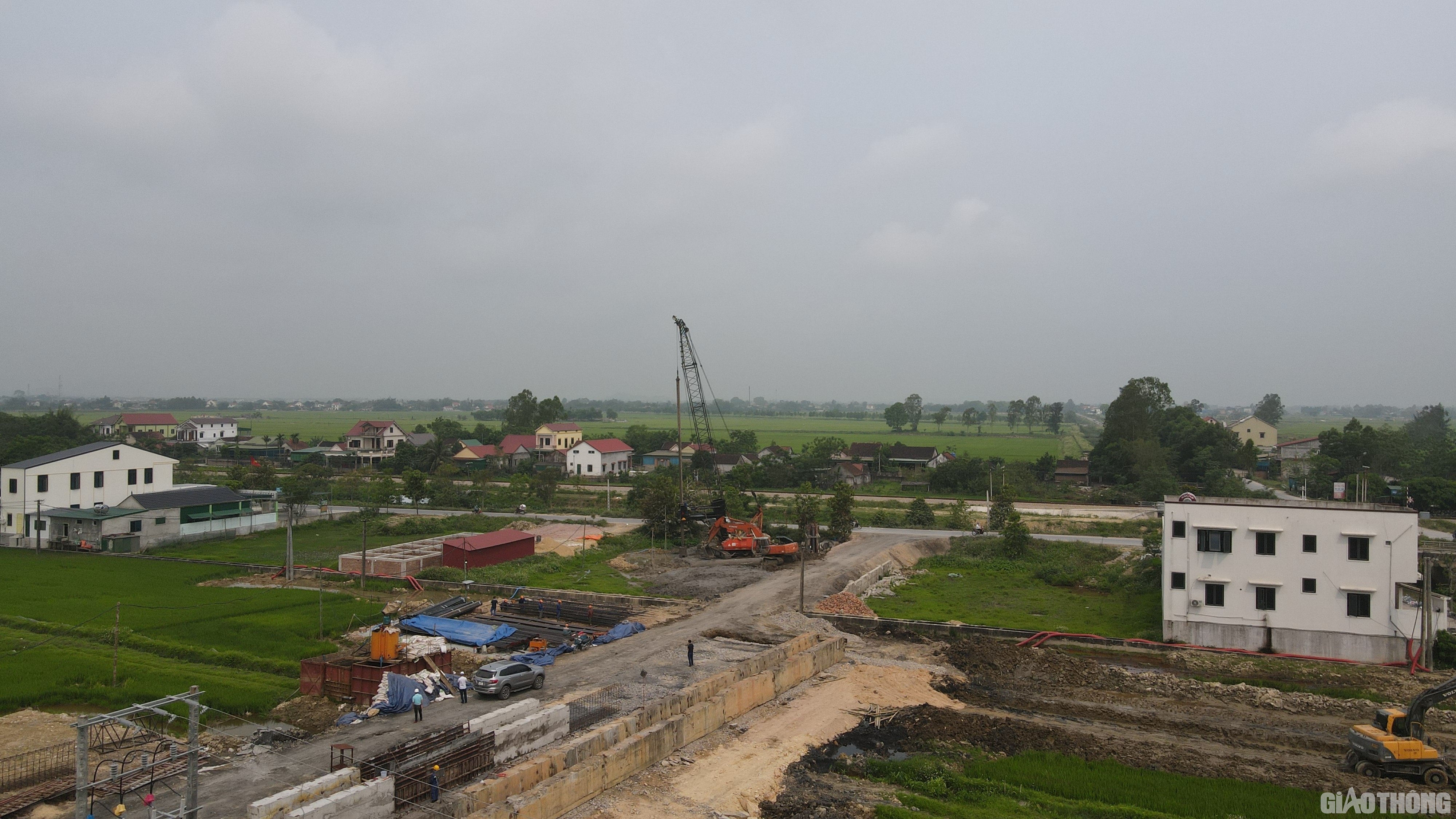 Tại vị trí thi công cầu Hưng Thắng 2, dù công tác chuẩn bị thi công mới hoàn tất được khoảng 3 tuần nhưng ở đây đã xuất hiện những hố móng trụ đầu tiên. Toàn công trường không lúc nào ngơi tiếng xe, máy.