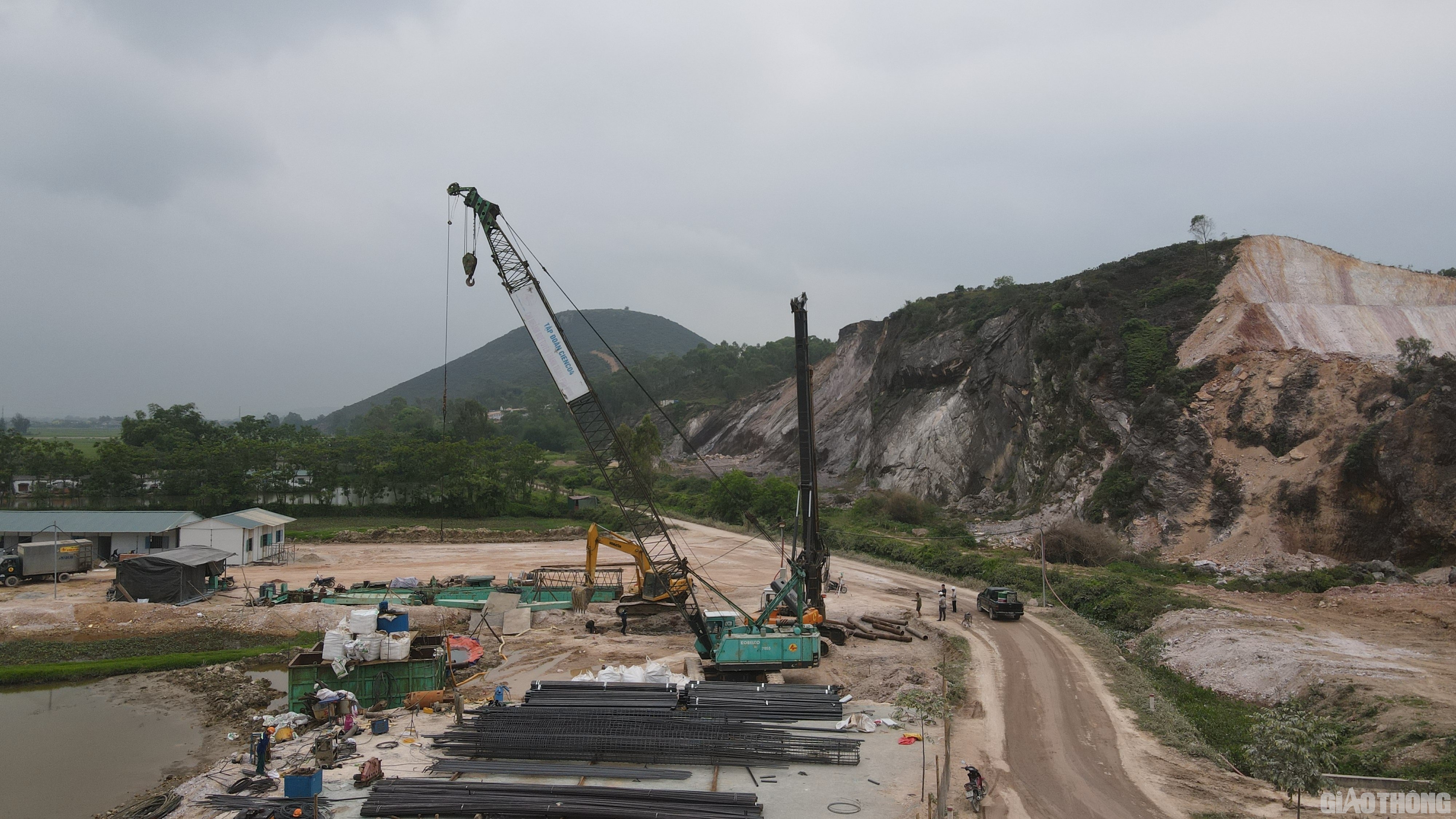 Những ngày giữa tháng 4/2022, PV Báo Giao thông ghi nhận không khí thi công nhộn nhịp, rầm rộ trên đại công trường thi công Dự án đường bộ cao tốc Bắc - Nam, đoạn Diễn Châu - Bãi Vọt.