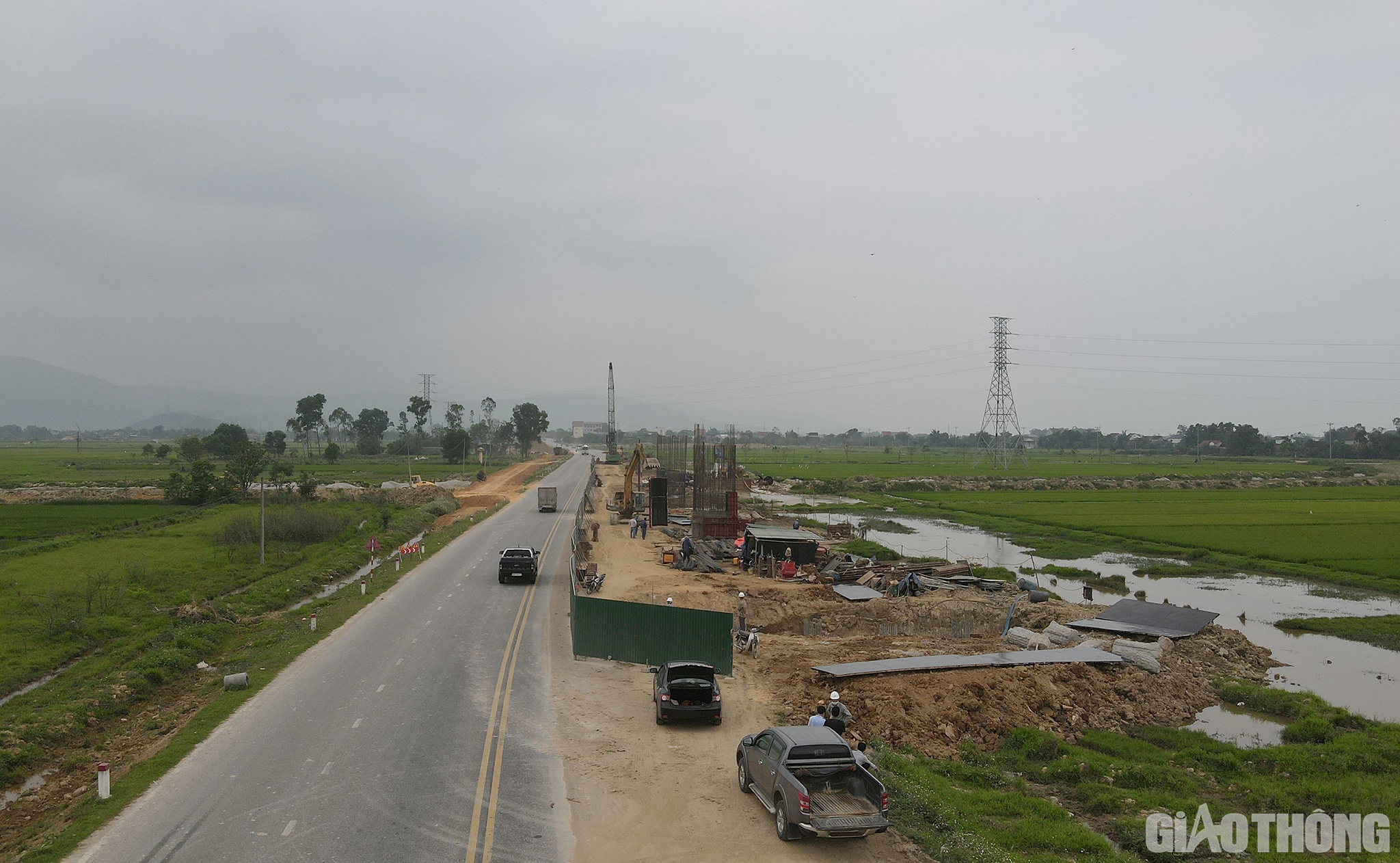 Tại các công địa của các đơn vị thi công khác, không khí thi công cũng khẩn trương, nhộn nhịp không kém. Điển hình như của Công ty Thái Yên, có những vị trí 1 ngày đào đắp được 2.000 khối đất, cát. Đến nay công ty này đã được sản lượng khoảng 40 tỷ đồng, đáp ứng tiến độ kế hoạch đề ra.