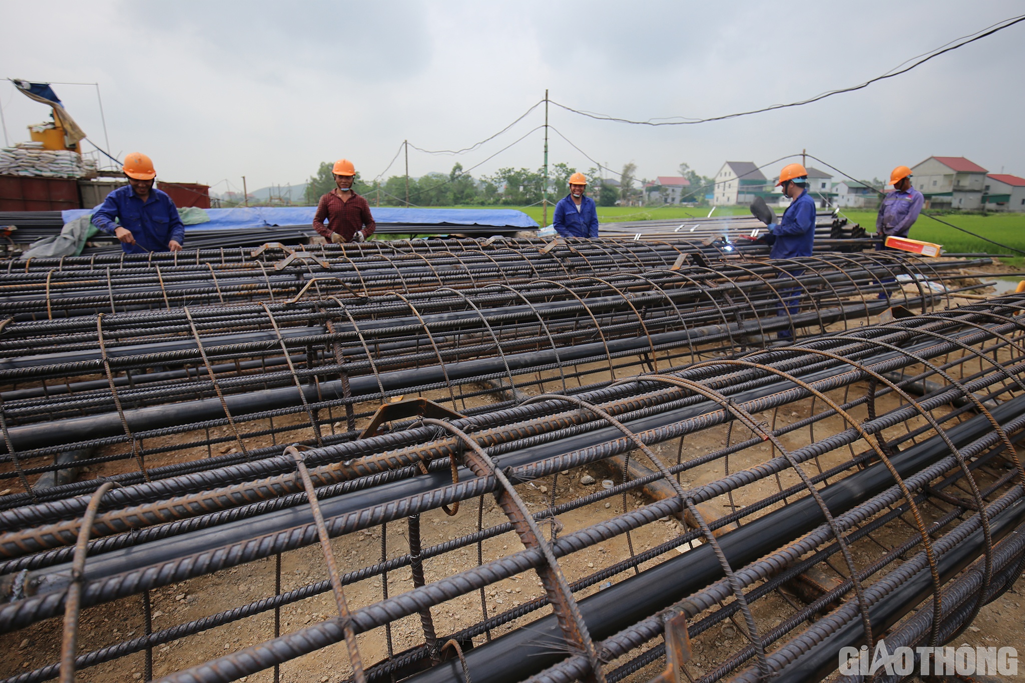 Kỹ sư Nguyễn Quang Huy, cán bộ ban điều hành thuộc Tập đoàn CIENCO 4 cho biết: Chỉ tính riêng đoạn qua huyện Hưng Nguyên, đơn vị đã bố trí tới 7 mũi thi công khác nhau, với hàng chục thiết bị các loại và gần 100 công nhân.