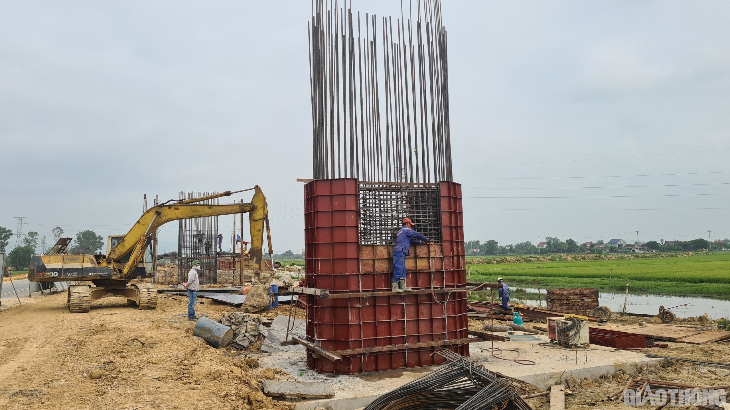 Cũng theo kỹ sư Huy, từ tháng 1 đến tháng 3/2022, giá trị thi công chỉ đạt 20 tỷ đồng. Thế nhưng, chỉ trong 1 tháng qua, đơn vị đã làm thêm được sản lượng tương đương 30 tỷ đồng.