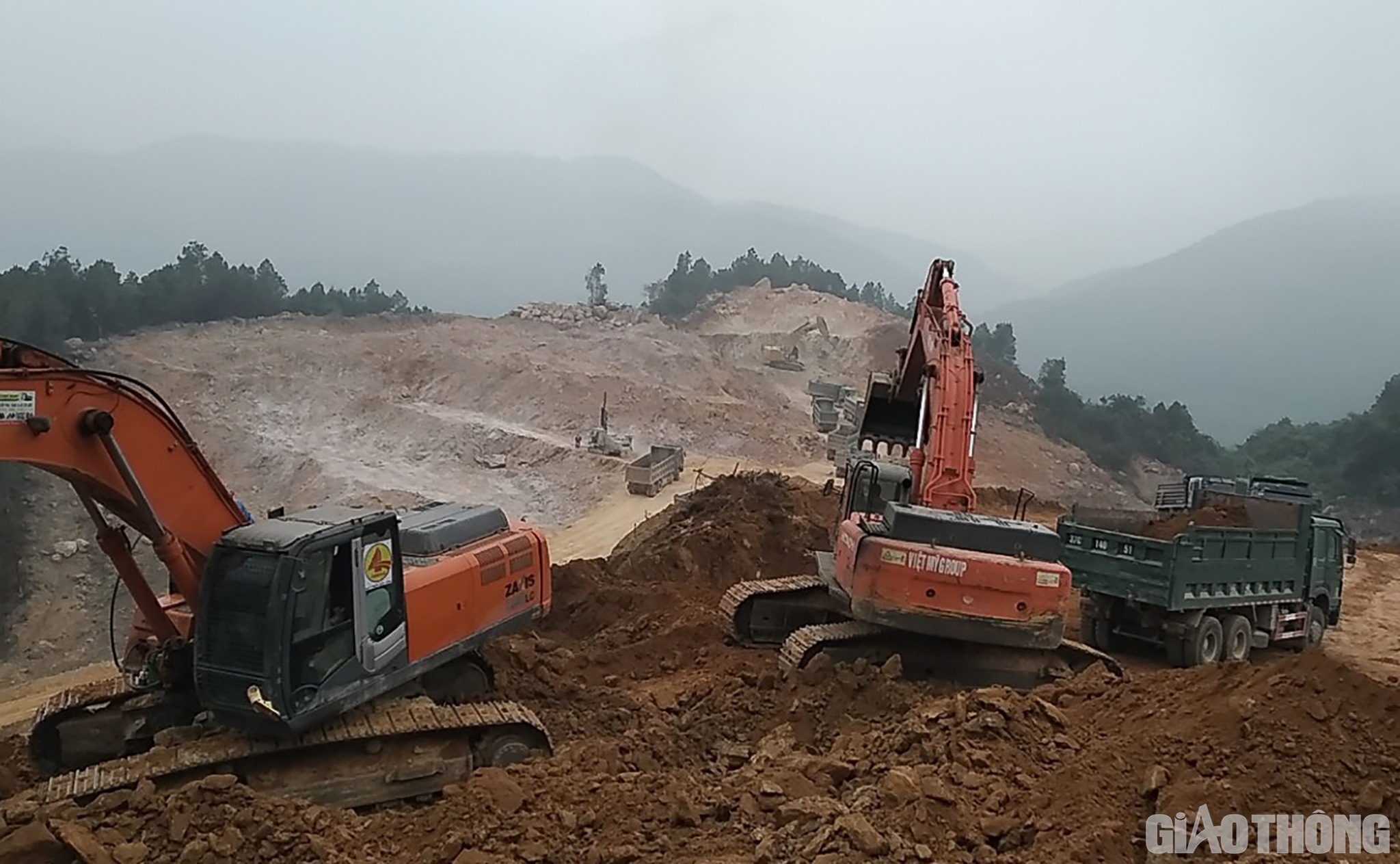 Tại hầm Thần Vũ, đơn vị thi công cũng đã đào chuyển được 85.000m3 đất, với năng suất đạt 4.200m3/ngày.