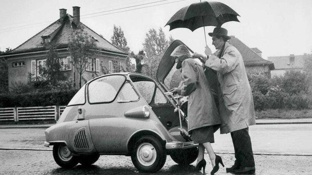 Trong khi đang loay hoay tìm giải pháp, Iso Rivolta, một công ty không chỉ sản xuất tủ lạnh mà còn cả ô tô cỡ nhỏ bất ngờ xuất hiện vào năm 1954