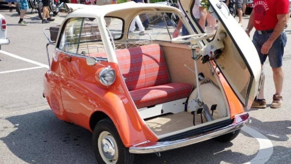Họ có một mô hình xe ba bánh được trưng bày có tên “Iso Isetta”, với một cửa quay lớn ở phía trước trông giống như cửa tủ lạnh