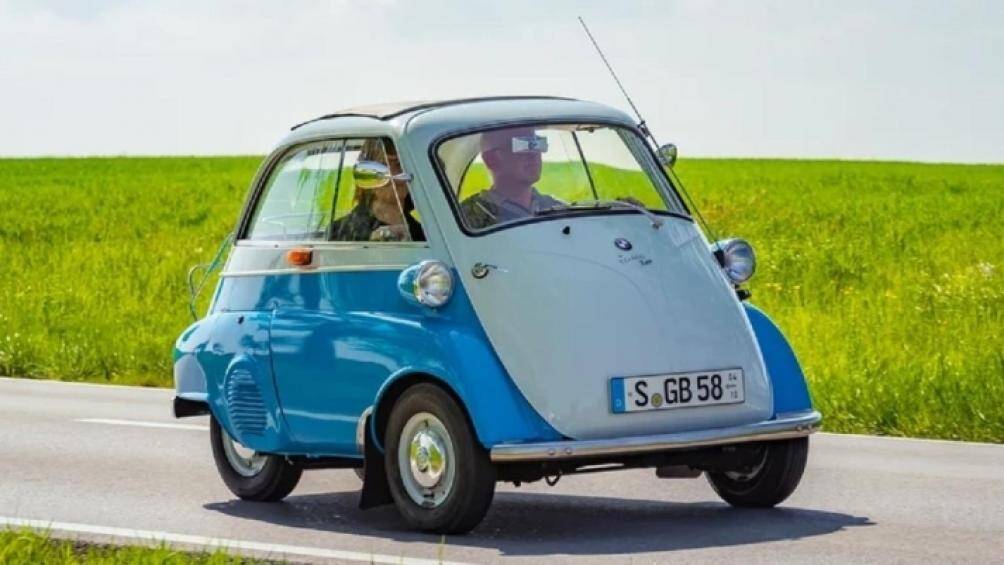 Chiếc xe siêu nhỏ này cũng chỉ rộng 1,37 mét và dài 2,23 mét, với một cửa duy nhất ở phía trước cho hai người ra vào