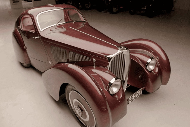 Ra đời năm 1931, chiếc Bugatti Type 51 Dubos Coupe với thiết kế bắt mắt từng được sử dụng làm xe đua và rồi biến thành xe đi đường phố