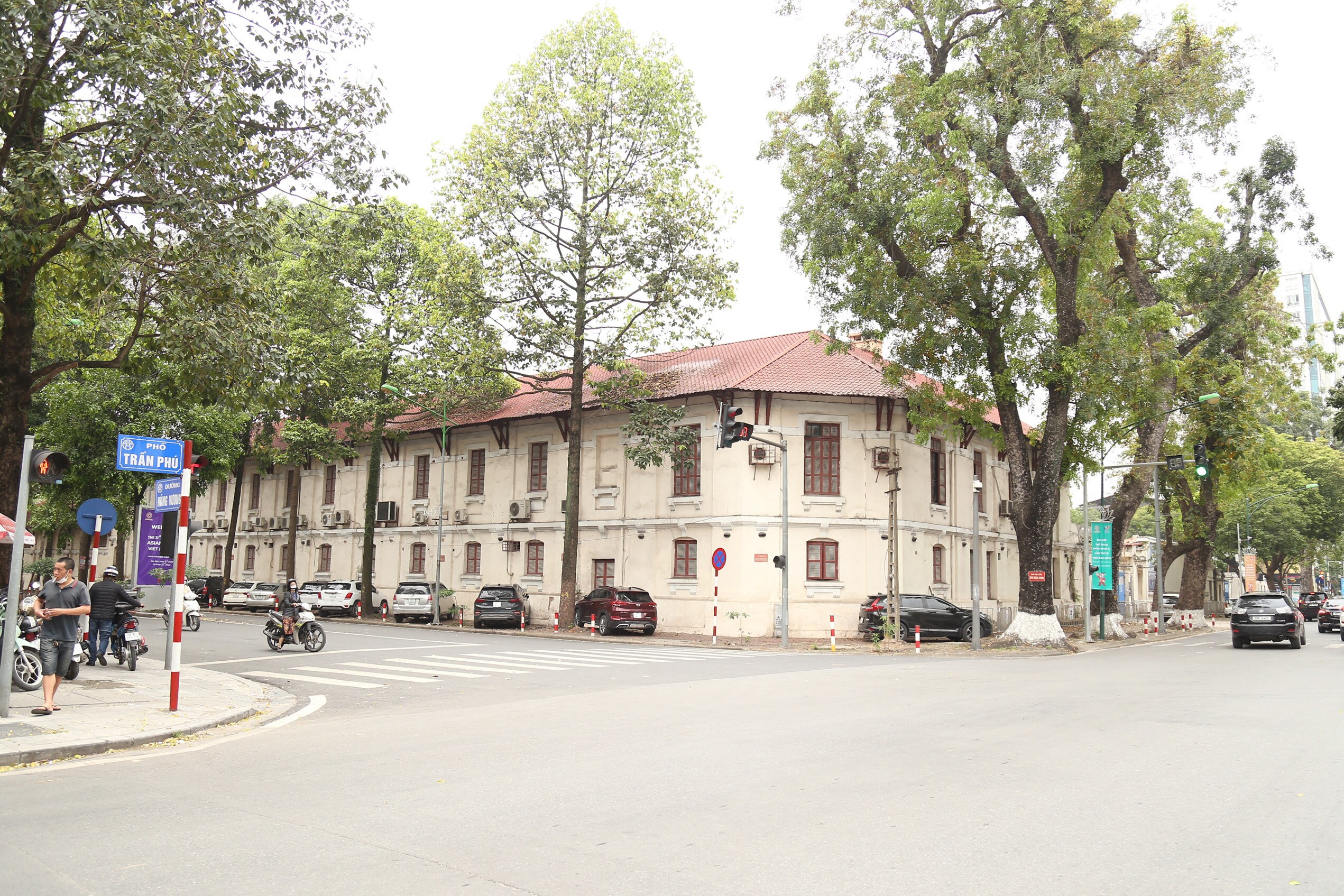 Khu "đất vàng" 61 Trần Phú có vị trí 4 mặt phố Hùng Vương, Trần Phú, Lê Trực, Nguyễn Thái Học, gần trung tâm quận Ba Đình, là những tuyến phố trung tâm của Hà Nội.
Khu đất rộng hơn 9.000m2 là trụ sở chính và nhà máy sản xuất của Công ty CP thiết bị Bưu điện (Postef).