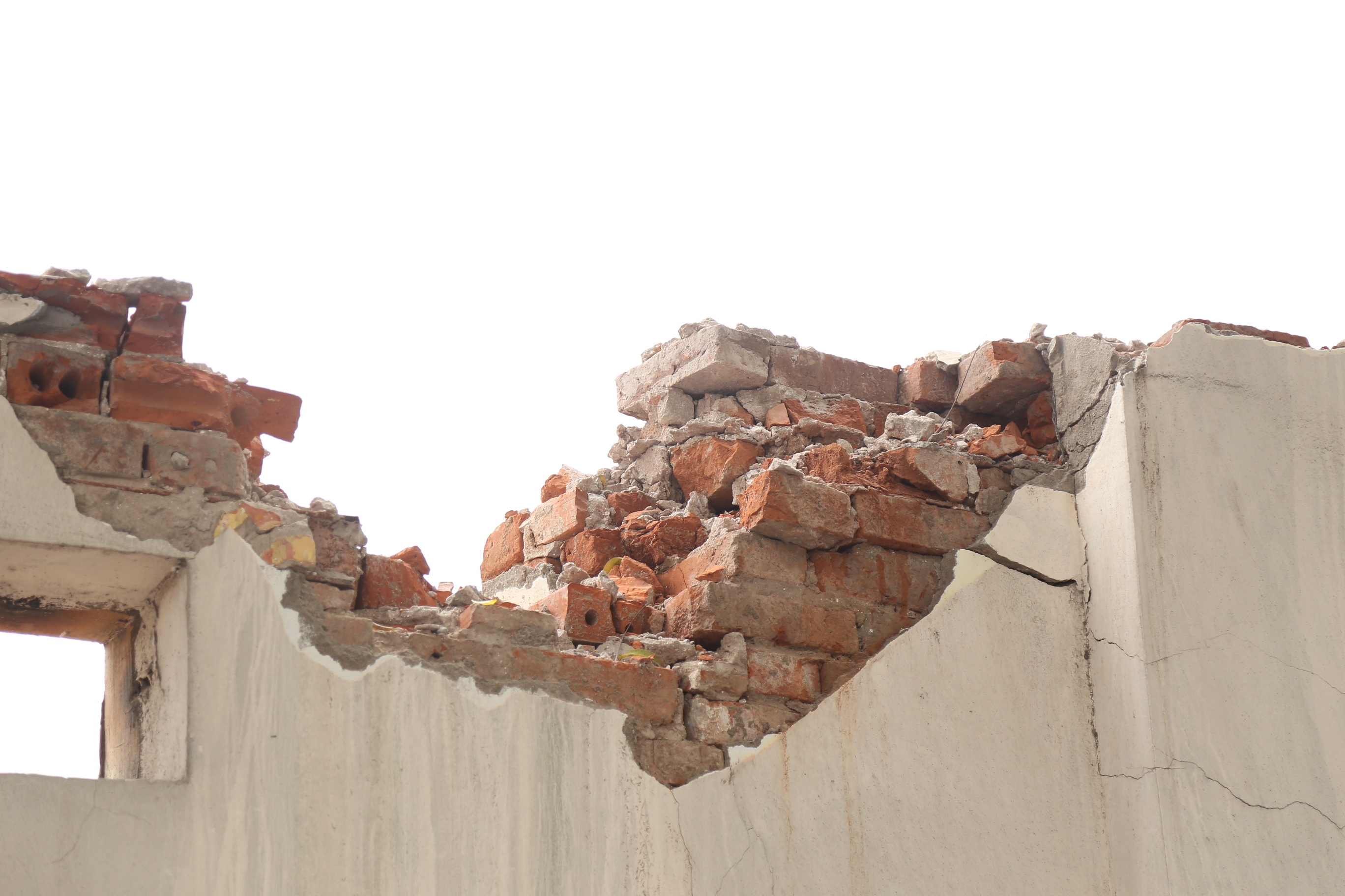 Những mảng tường đang bị phá bỏ dang dở có nhiều viên gạch bung ra và có thể rơi xuống vỉa bất cứ lúc nào.