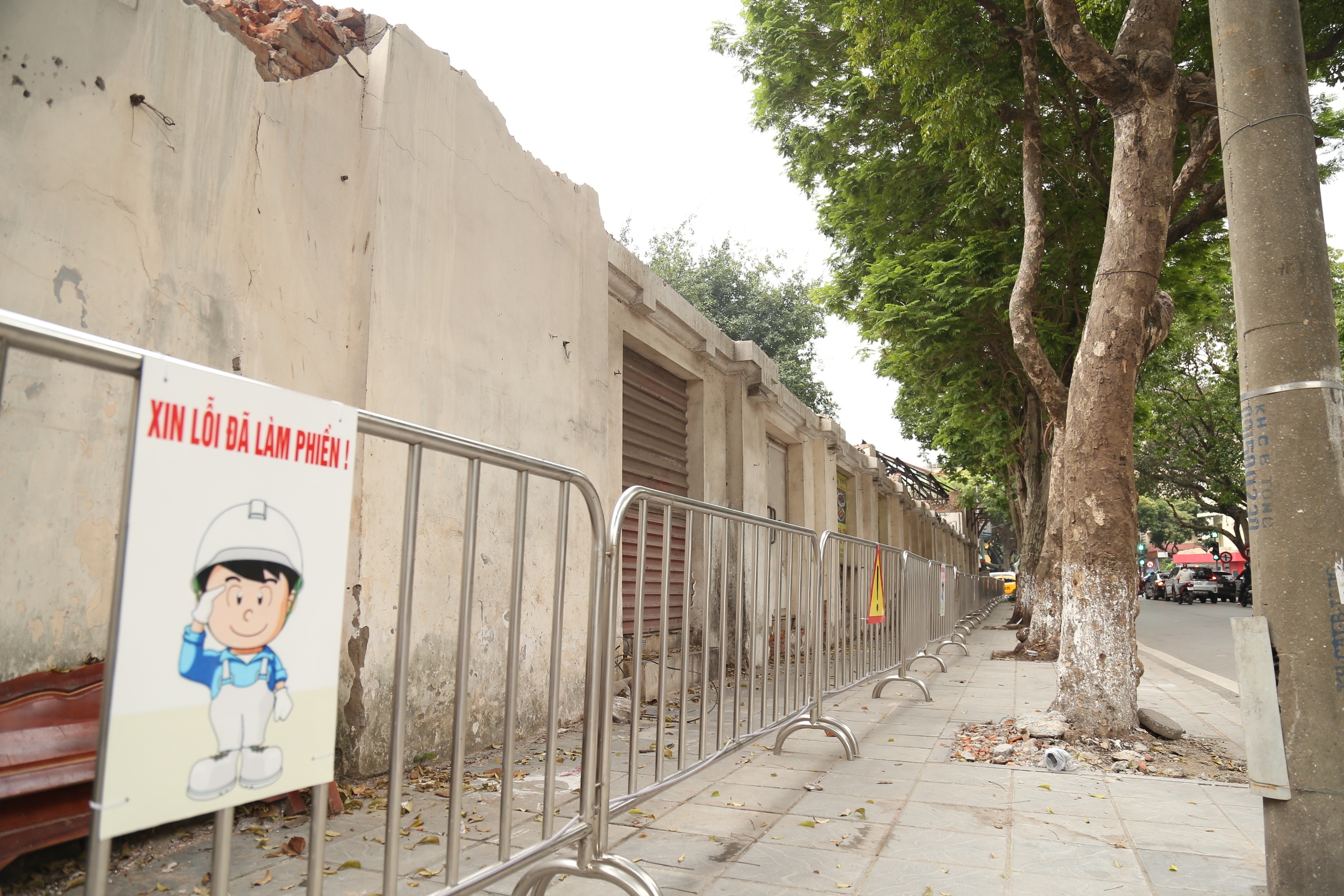 Nhiều đoạn tường của công trình đang tháo dỡ dở, vì vậy để tránh gây tai nạn cho người đi bộ, những rào chắn bằng sắt đã được dựng tại đây.