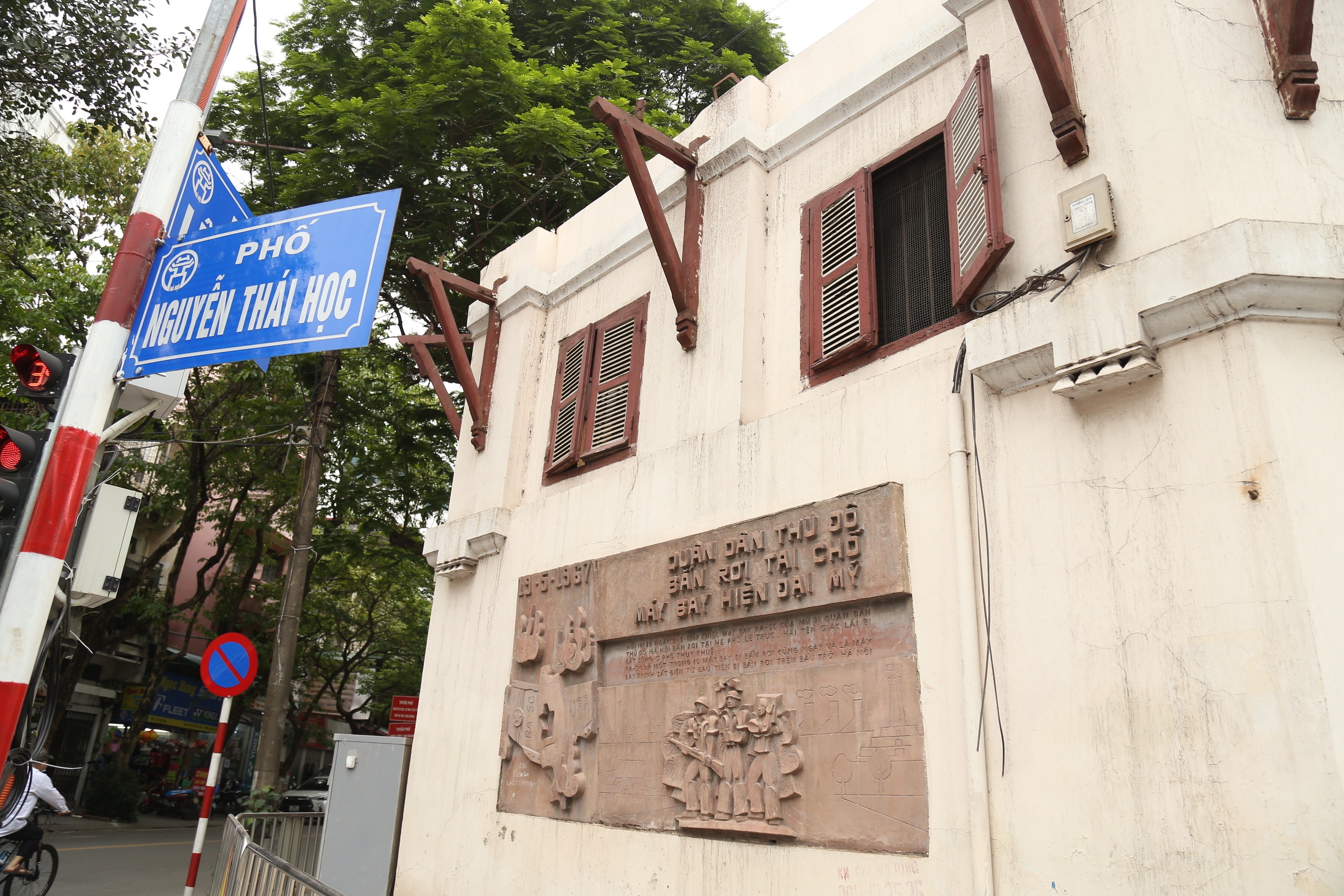 Sau khi dỡ phần giàn giáo và lưới bảo vệ, bức phù điêu "Quân dân Thủ đô bắn rơi máy bay Mỹ" ngày 19/5/1967 được hiện ra hoàn toàn để người đi qua đây có thể chiêm ngưỡng.