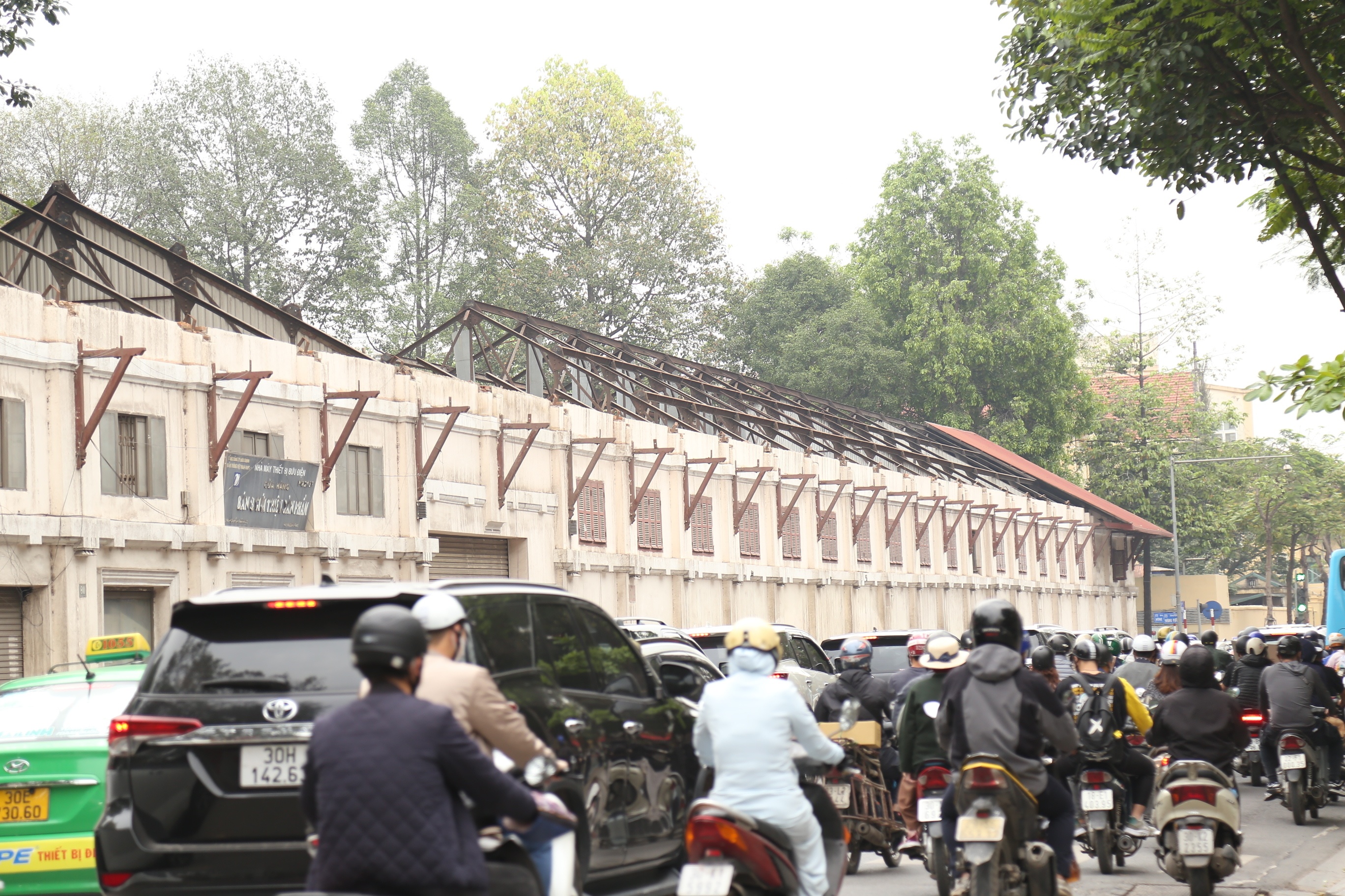 Tại mặt đường Nguyễn Thái Học dãy nhà xưởng mới chỉ bị dỡ bỏ mái tôn, còn tường phía ngoài vẫn được giữ nguyên trạng.