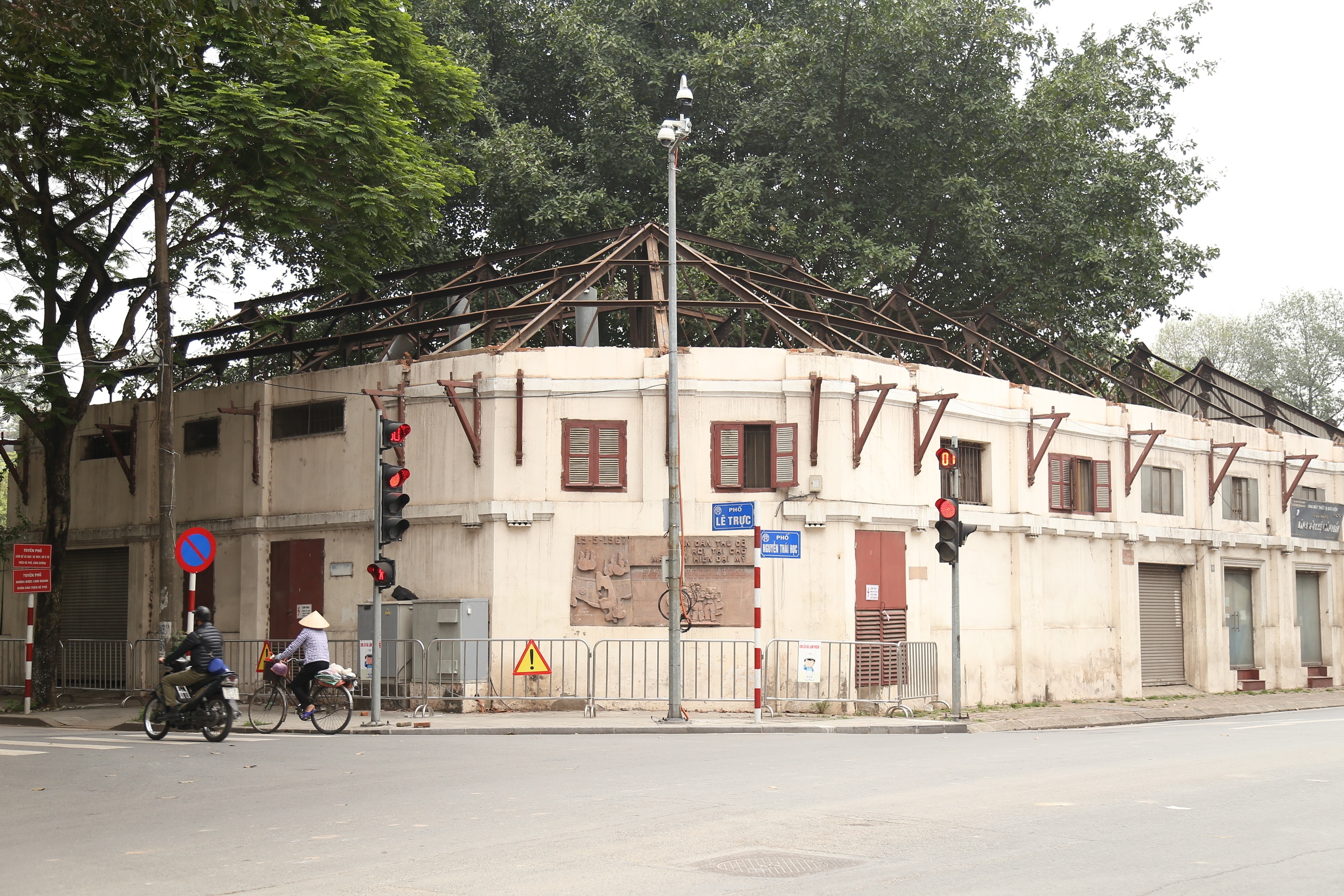 Tòa nhà 61 Trần Phú phía mặt phố Nguyễn Thái Học giao Lê Trực quang đãng trở lại, tuy nhiên phần mái dỡ bỏ vẫn dang dở.