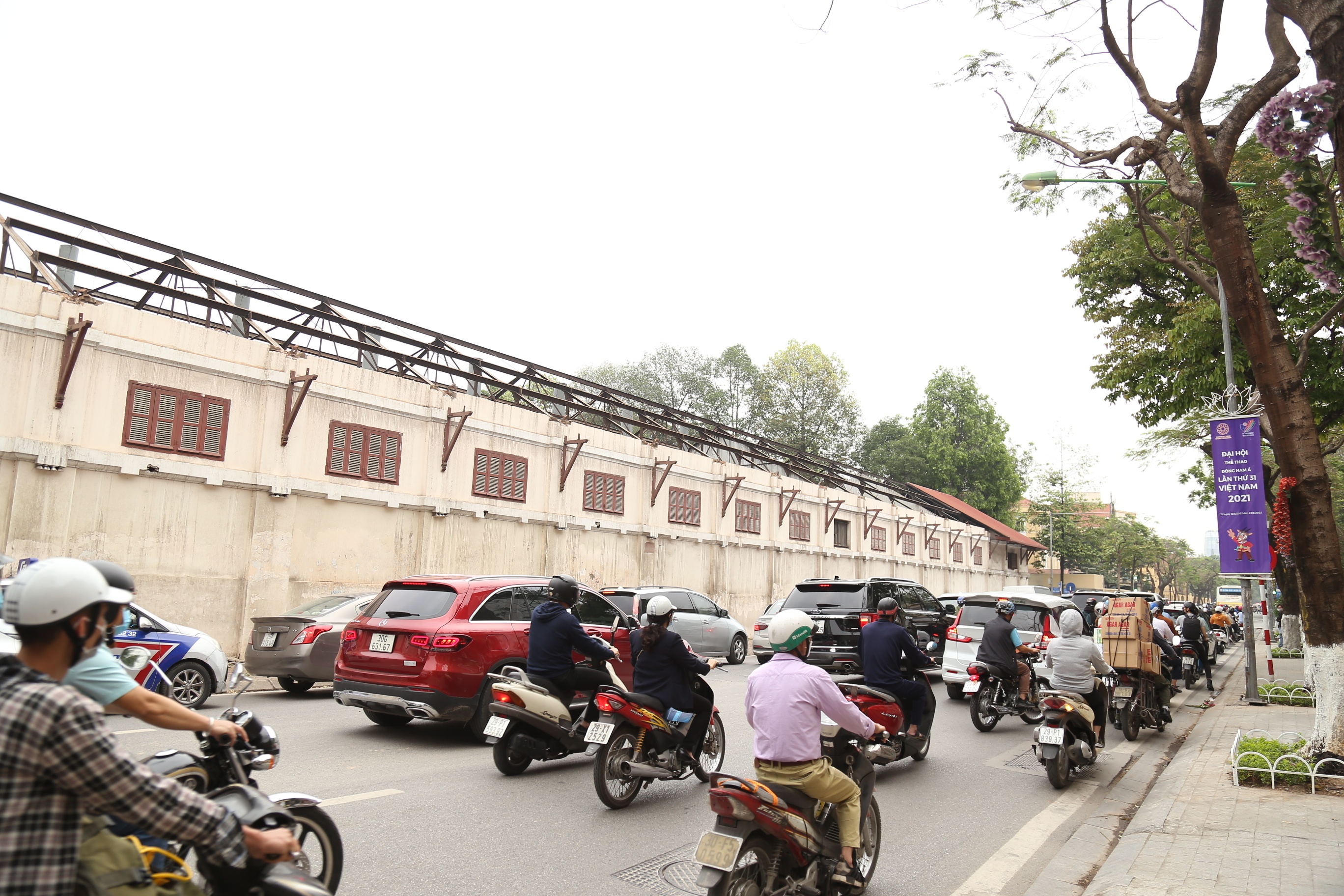 Sau khi Bí thư, Thành ủy Đinh Tiến Dũng có chỉ đạo, Văn phòng UBND TP Hà Nội đã có văn bản hỏa tốc gửi các đơn vị liên quan thông báo ý kiến chỉ đạo của Chủ tịch UBND TP Hà Nội Chu Ngọc Anh về rà soát hồ sơ của dự án đầu tư xây dựng công trình tại số 61 phố Trần Phú.