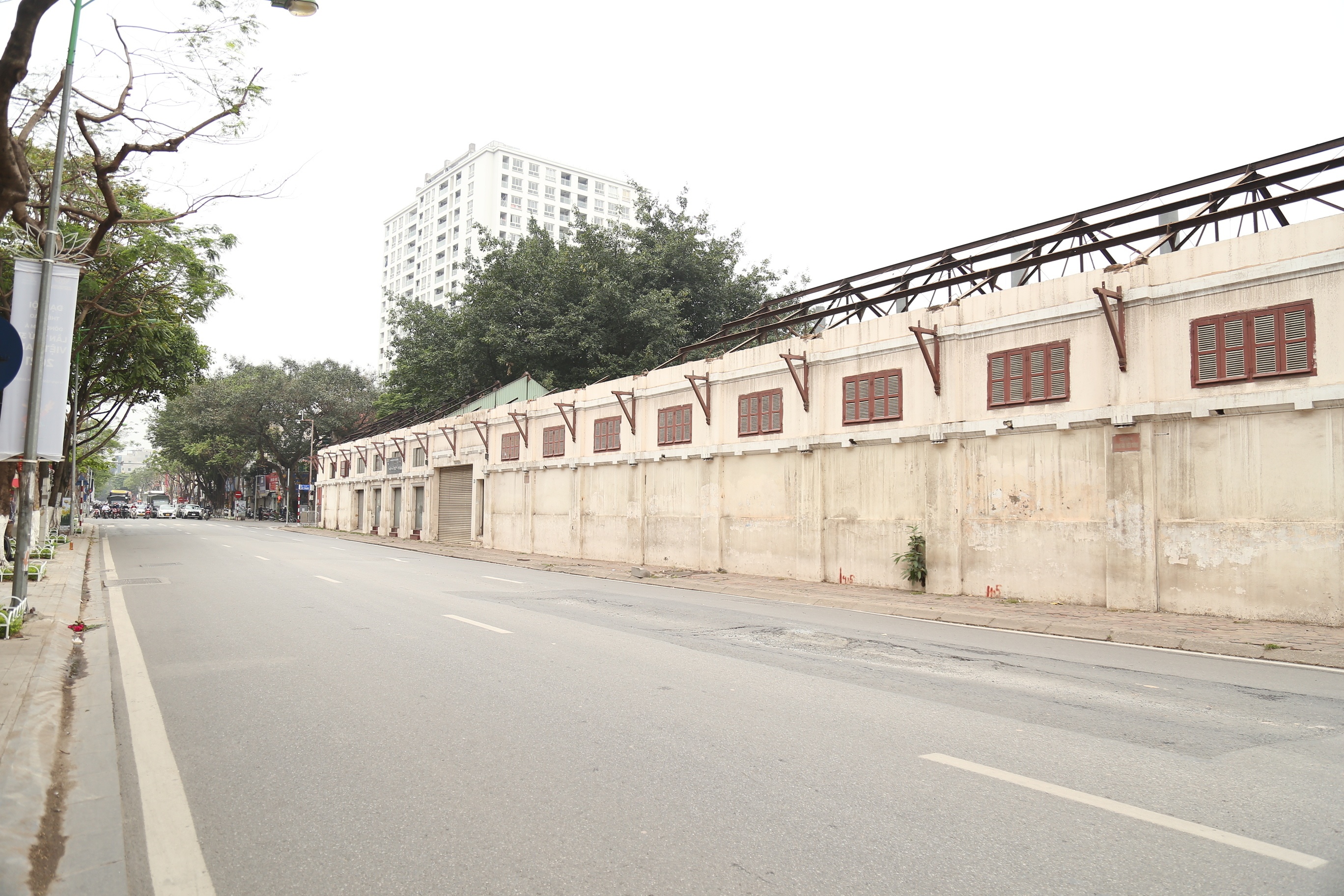 Sau khi Hà Nội "lệnh" dừng tháo dỡ, toàn bộ giàn giáo, bạt che quanh lô "đất vàng" 61 Trần Phú, phường Điện Biên, quận Ba Đình, TP Hà Nội đã được dỡ bỏ.