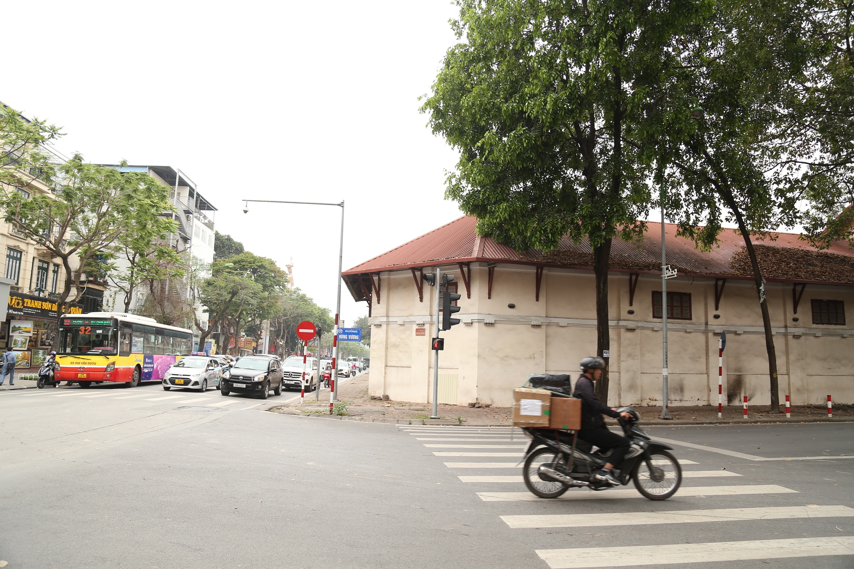 Trước đó, ngày 6/4, Bí thư Thành ủy Hà Nội đã chỉ đạo các cơ quan chức năng yêu cầu chủ đầu tư tạm dừng thi công công trình tại số 61 Trần Phú, tổ chức kiểm tra quy trình, thủ tục triển khai dự án này.