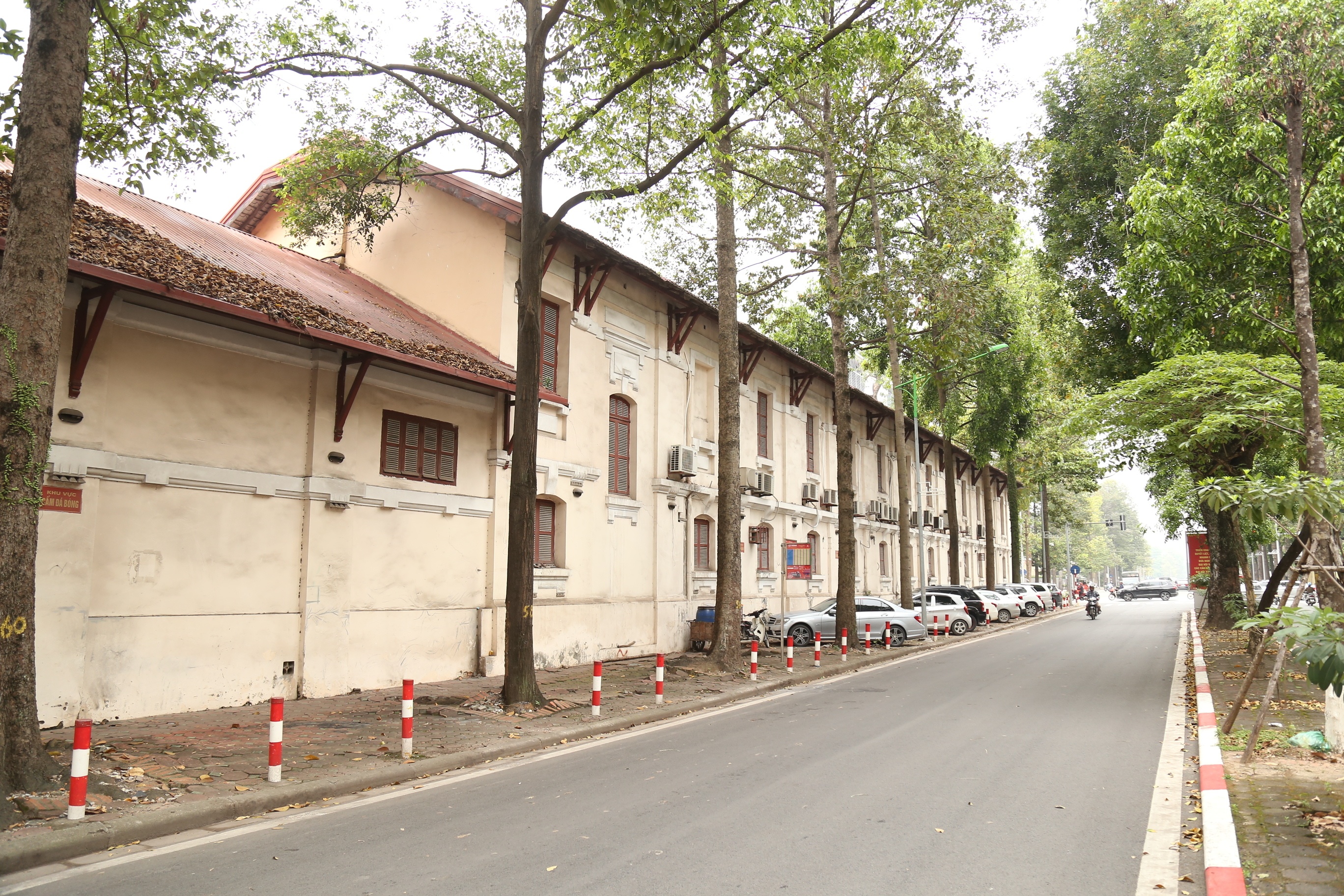 Phần mái ngói, tường chịu lực cả phía trong và ngoài chưa được tháo dỡ.