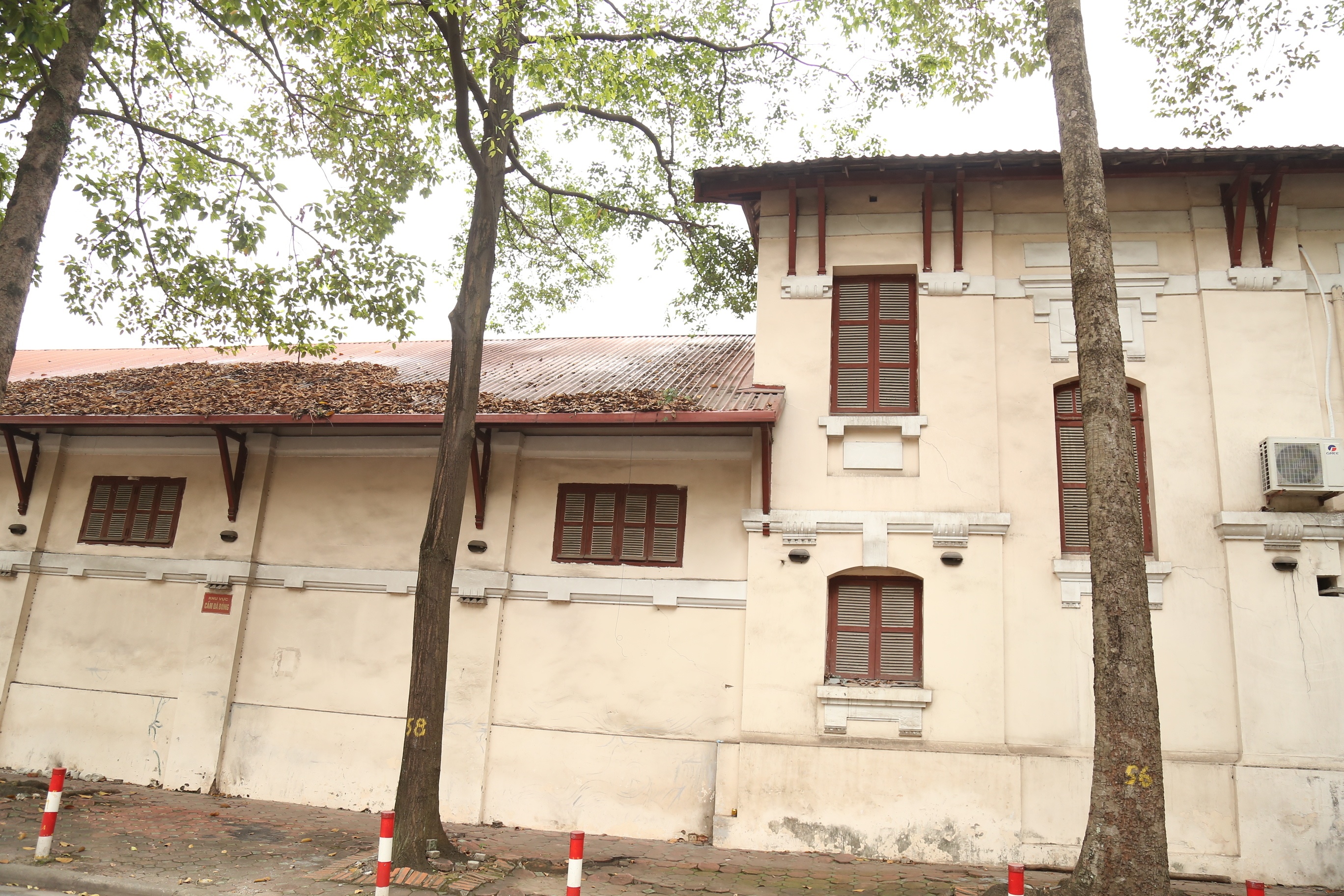 Ban đầu, Postef dự định xây dựng khu đất này trở thành Trung tâm Công nghệ cao và Trung tâm Nghiên cứu và phát triển (R&D). Tuy nhiên, sau đó Postef quyết định góp vốn với đối tác phát triển bất động sản, chuyển đổi thành Dự án đầu tư xây dựng công trình đa chức năng Postef. Công ty thuê đất của nhà nước có thời hạn thuê là 50 năm, ngày hết hạn là 24/6/2067 với tổng diện tích đất thuê là 7.523 m2.