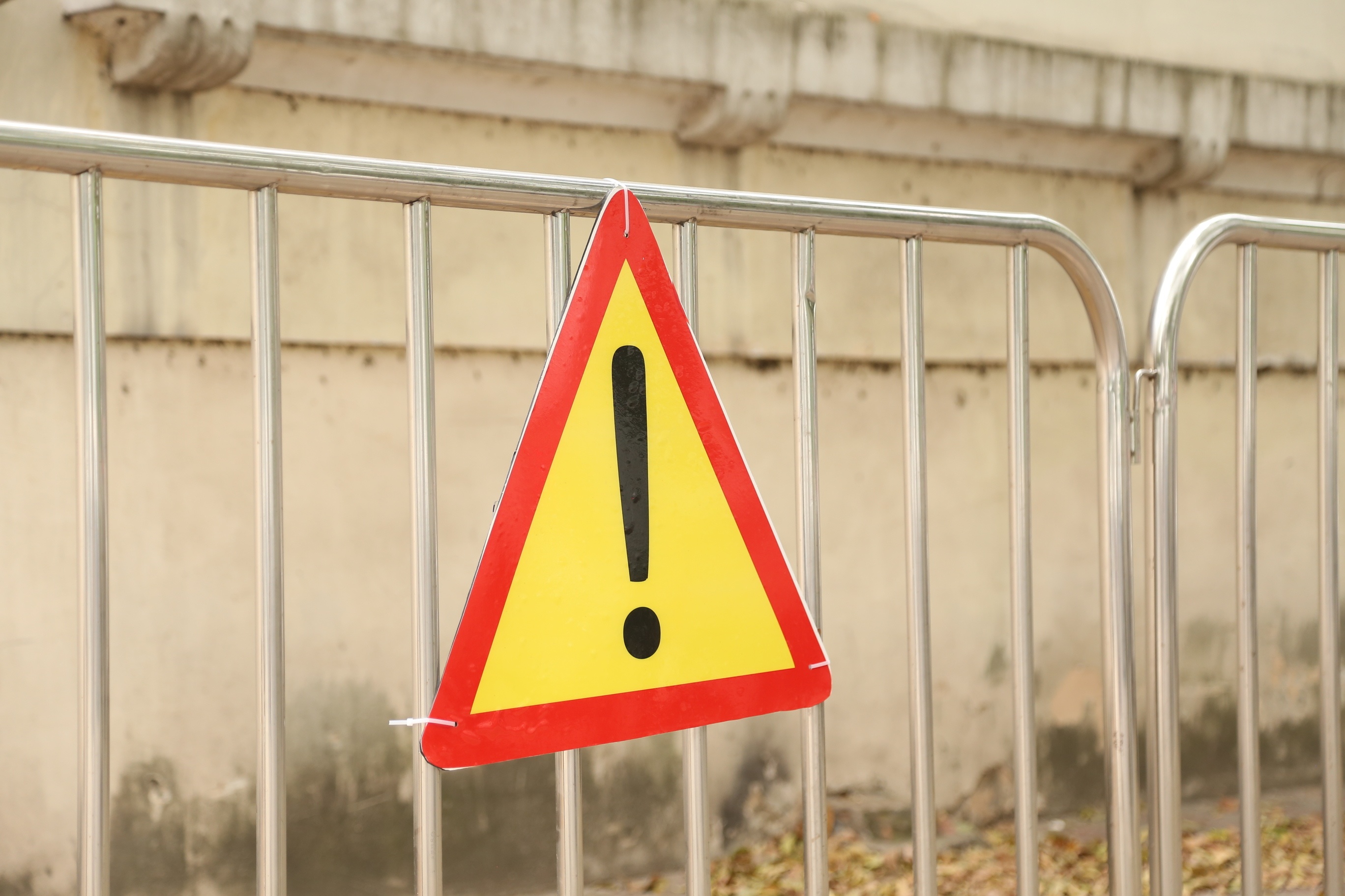Cùng với đó là biển cảnh báo nguy hiểm đã được gắn tại hàng rào này.