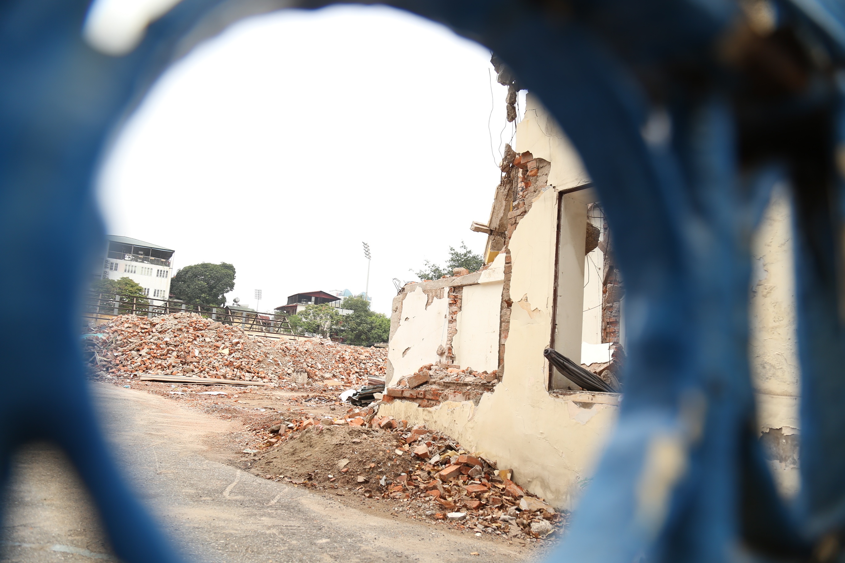 Theo quán sát của PV, nhiều thiết bị máy móc phục vụ cho việc tháo dỡ đã không còn xuất hiện tại phía trong khu đất.