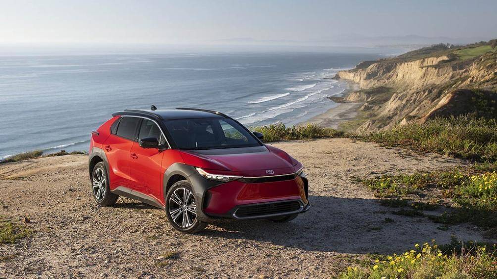 Toyota vừa chính thức công bố giá bán cho mẫu SUV điện kỷ nguyên mới Toyota bZ4X 2023 tại thị trường Mỹ và Nhật Bản