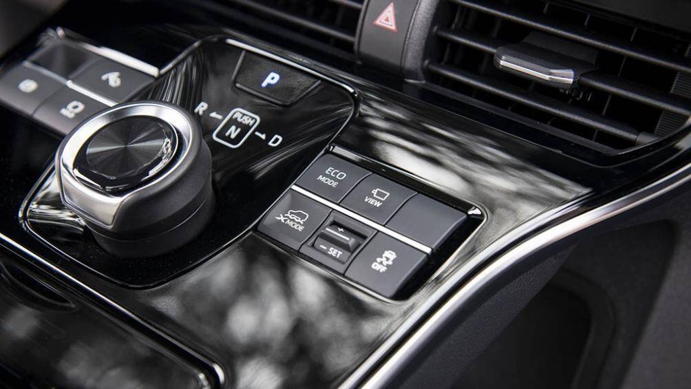 Gói Toyota Safety Sense trên xe, bao gồm những tính năng như ngăn va chạm sớm, có thể phát hiện người đi bộ, cảnh báo chệch làn đường, hệ thống kiểm soát hành trình