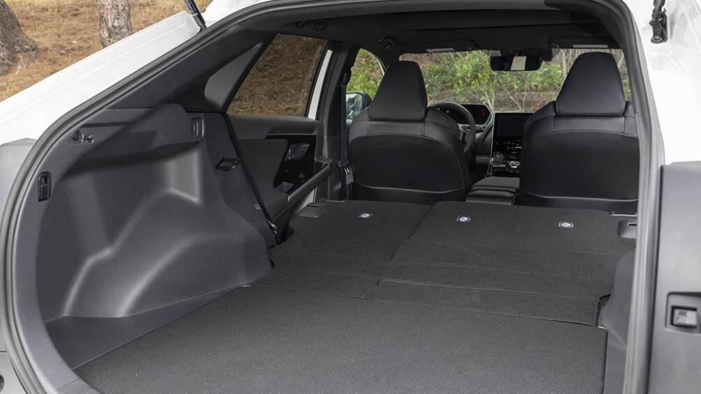 Nội thất của bản Limited cũng sang trọng hơn với vô lăng bọc da, ghế bọc SofTex có tính năng sưởi/làm mát, ghế lái chỉnh điện 8 hướng, khóa kỹ thuật, camera 360...