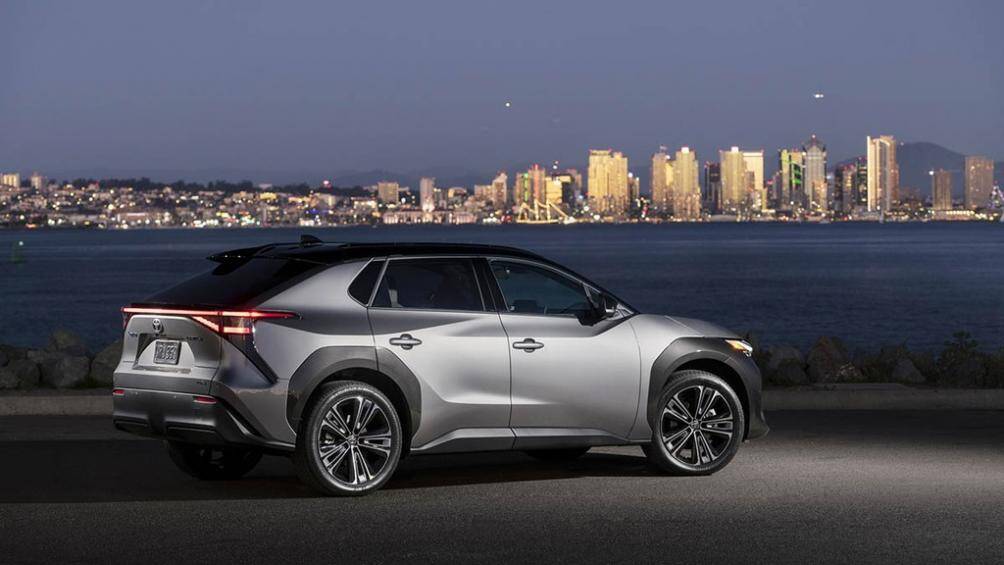 Bản tiêu chuẩn có những trang bị đáng chú ý như đèn pha Bi-LED, vành hợp kim 18 inch, đèn hậu LED, cửa sổ trời toàn cảnh Panorama, cần gạt nước tự động...