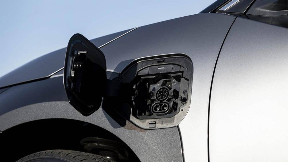 Còn tại Mỹ, xe được bán ra với 4 phiên bản, có giá từ 42.000 USD (964 triệu đồng) tới 48.700 USD (1,1 tỷ đồng) tùy theo từng phiên bản khác nhau