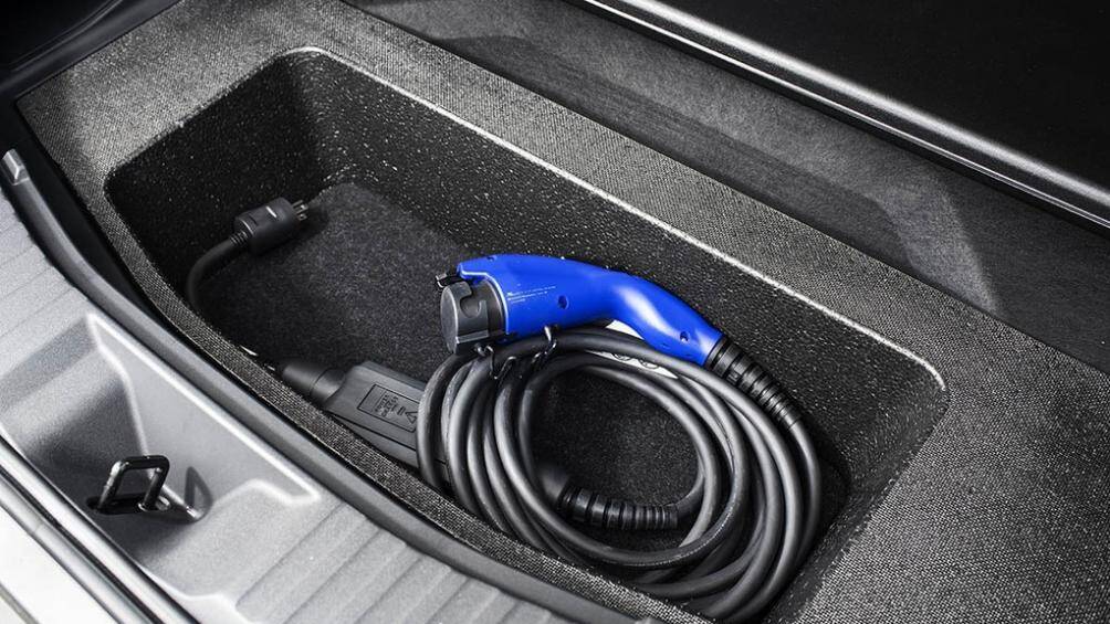 Thêm vào đó là vô lăng bọc da, ghế bọc nỉ/SofTex, sạc điện thoại thông minh không dây, điều hòa tự động 2 vùng độc lập, hệ thống âm thanh 6 loa và 5 cổng USB