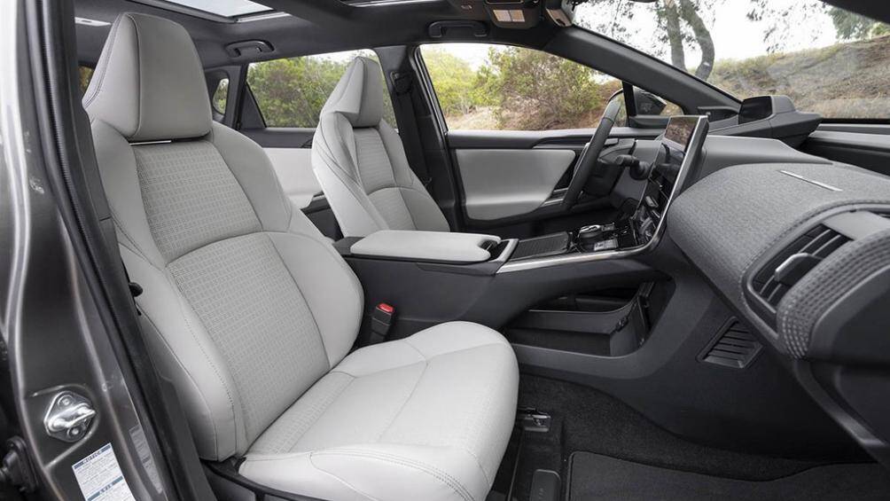 Bản Limited cao cấp hơn với hiều chi tiết mạ crôm ở ngoại thất hơn, cộng với đèn pha Multi-LED, bộ vành hợp kim 20 inch và cảm biến đá cốp