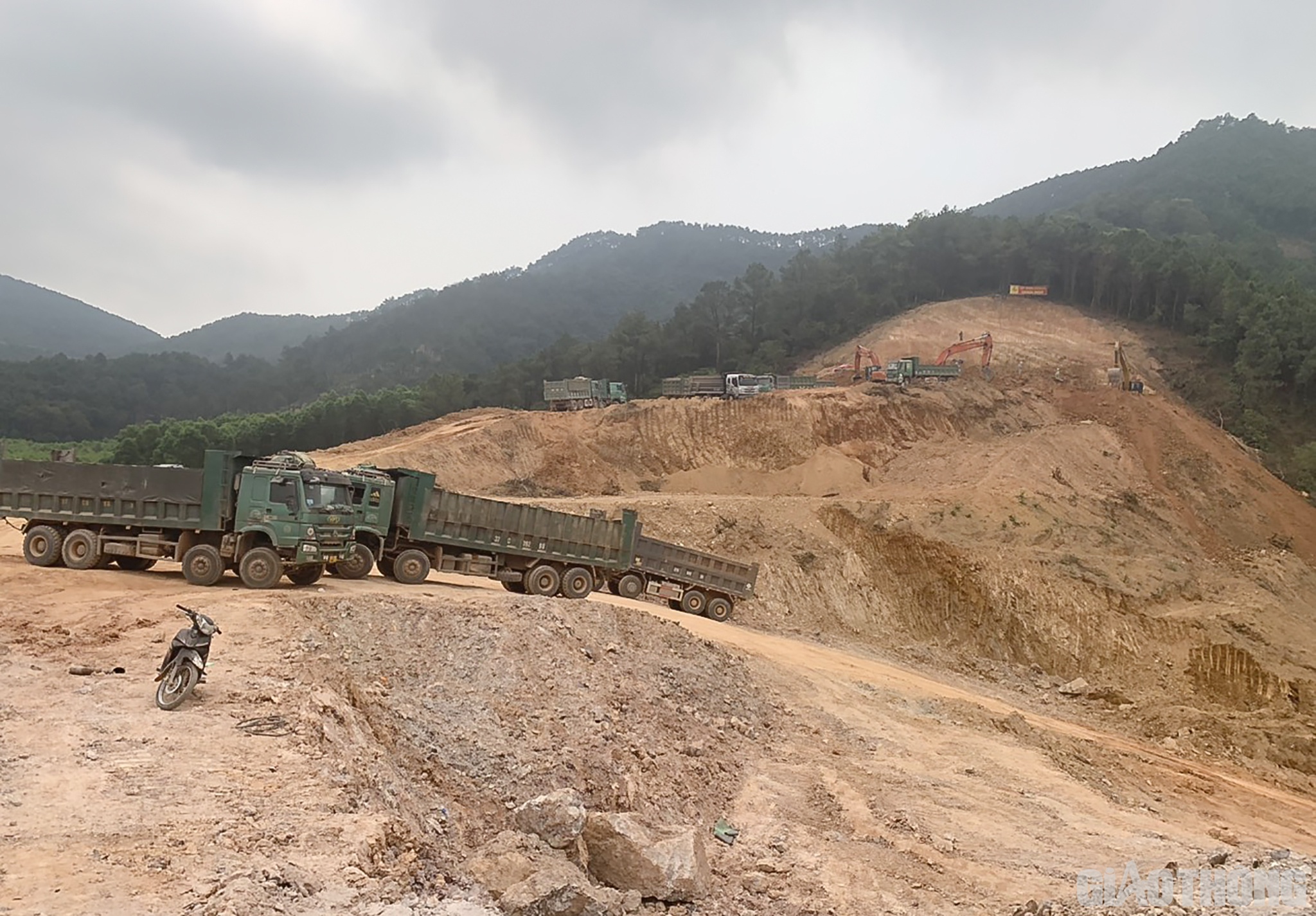 Ngoài ra, đường công vụ vẫn chưa thông suốt, trong khi không mượn được đường tạm của dân. Chưa kể vấn đề giá xăng dầu tăng “phi mã”, kéo theo giá cước vận chuyển, giá nguyên vật liệu (sắt thép, đất, cát) tăng theo. Trong khi hợp đồng BOT là hợp đồng trọn gói, không có bù giá.