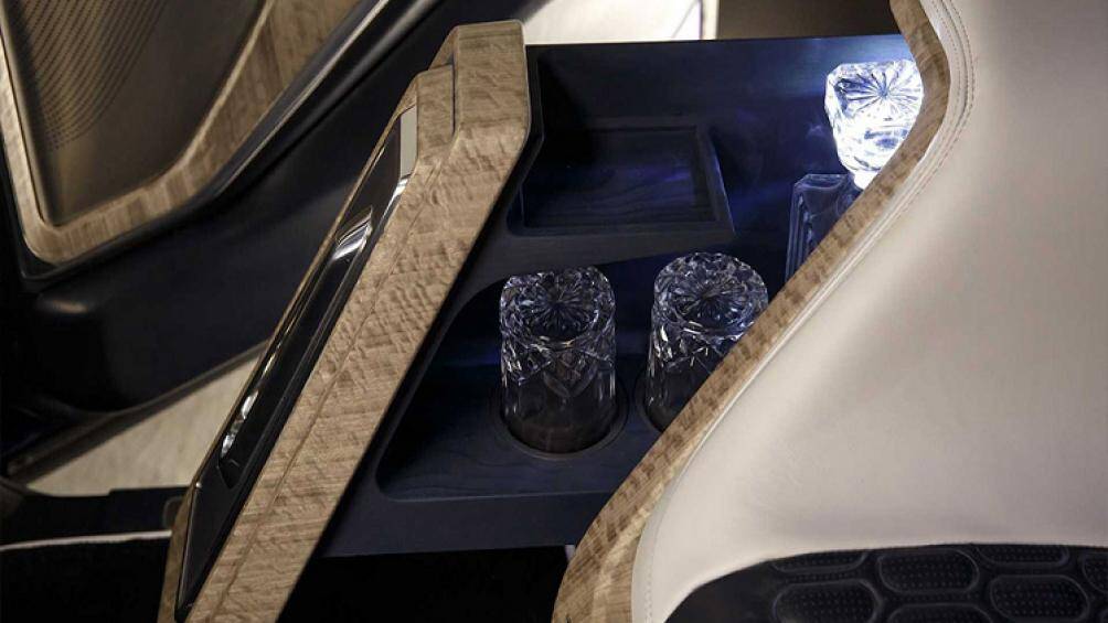 Xe còn được trang bị cả tủ lạnh bảo quản thực phẩm và bộ ly thủy tinh uống rượu sang trọng