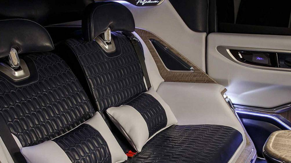 Bên trong khoang nội thất, cabin được bọc da cao cấp và gỗ mộc. Hàng ghế sau của xe sở hữu nhiều tiện nghi, sánh ngang với những chiếc Limousine