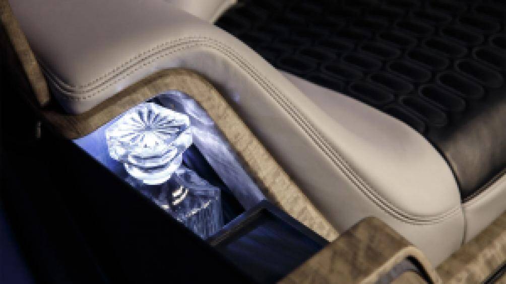 Chiếc xe đặc biệt này chỉ được sản xuất 10 chiếc trên toàn thế giới. Xe có giá bán lên tới 1,5 triệu USD (hơn 30 tỷ đồng)