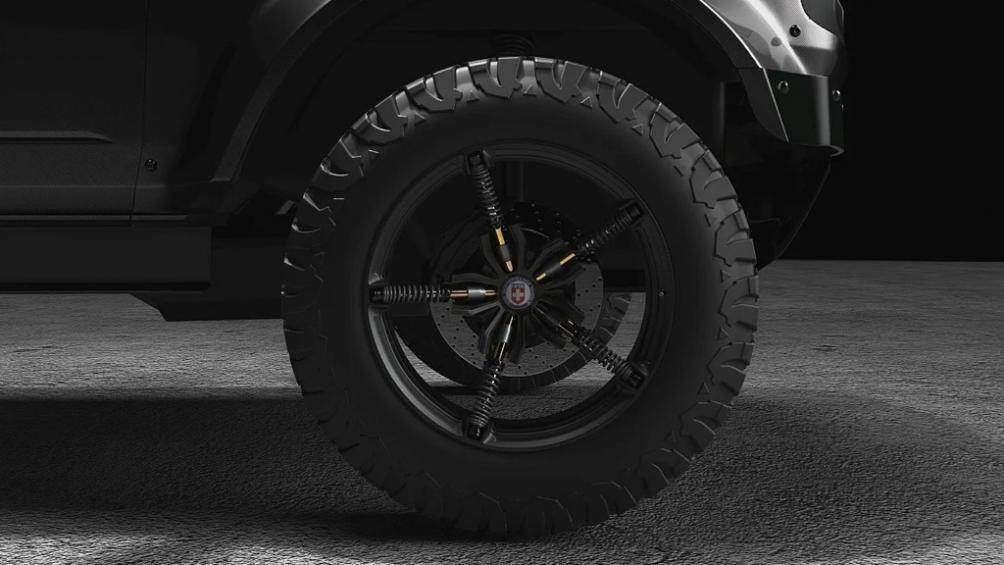 Bộ mâm năm chấu nổi bật với mỗi chấu được cấu thành từ một bộ thụt giảm xóc. Hệ thống treo đã được độ lại giúp nâng gầm xe lên đáng kể