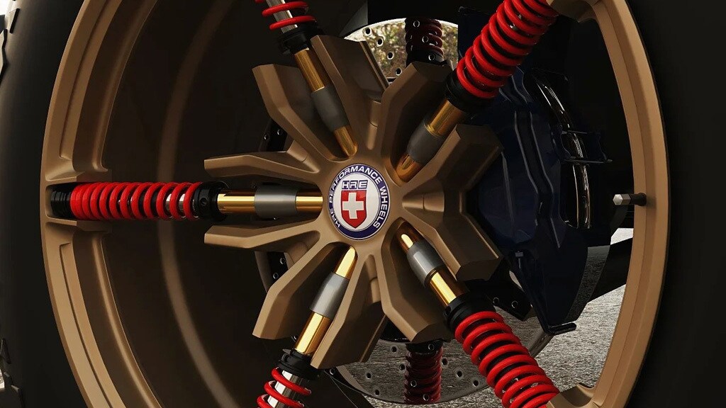 Thiết kế độ widebody với các hốc lốp bè rộng sang hai bên, gầm xe nâng cao, bộ vành "kịch độc" với các chấu được gia công từ lò xo đỏ có gắn logo HRE