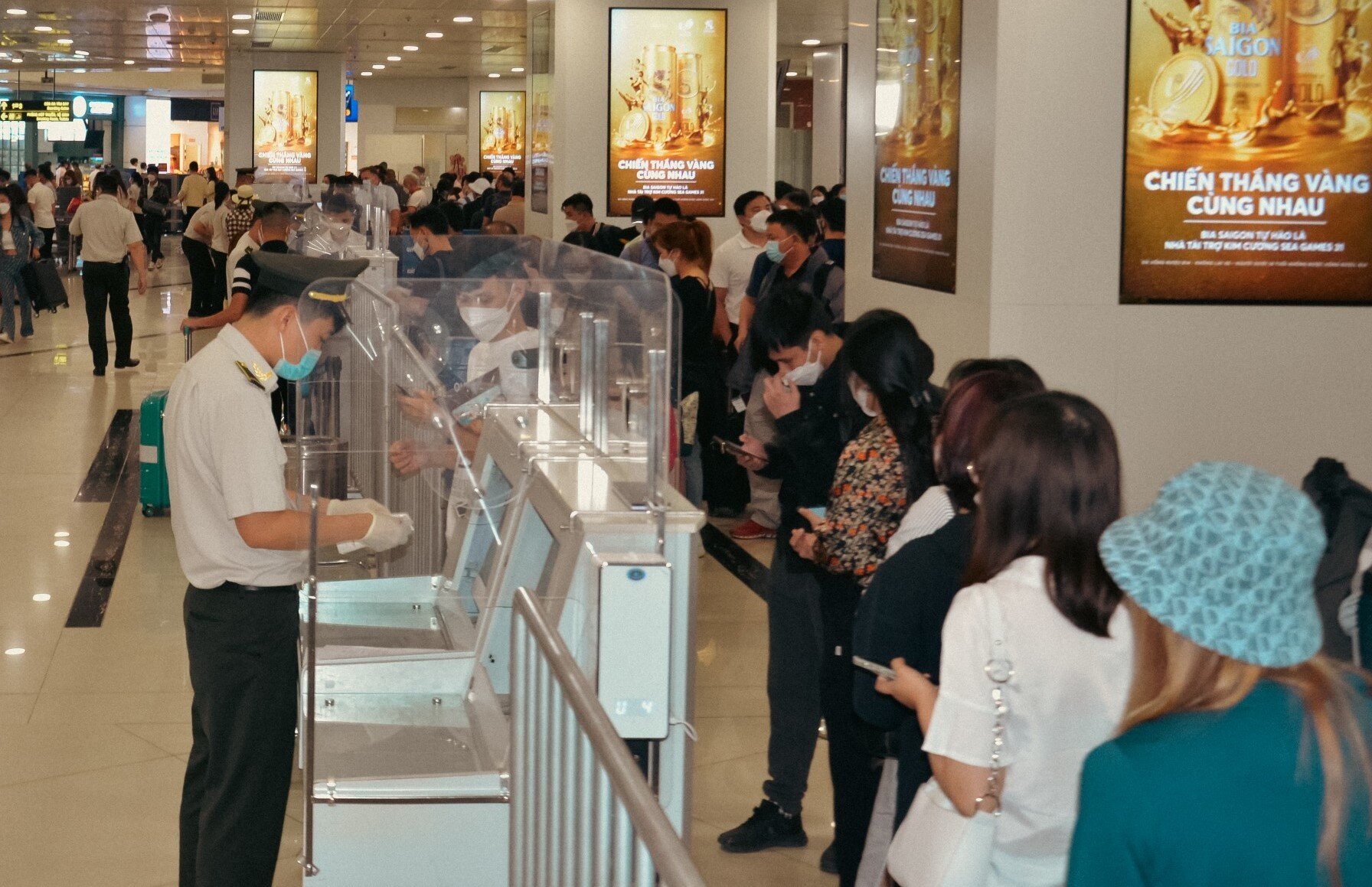 Hành khách cần chuẩn bị đầy đủ giấy tờ tùy thân; hành khách cần kiểm tra kỹ giấy tờ tùy thân khi có kế hoạch đi tàu bay vì thực tế ghi nhận rất nhiều trường hợp hành khách đến sân bay mới phát hiện ra giấy tờ tùy thân đã hết hạn, bị từ chối thực hiện chuyến bay.