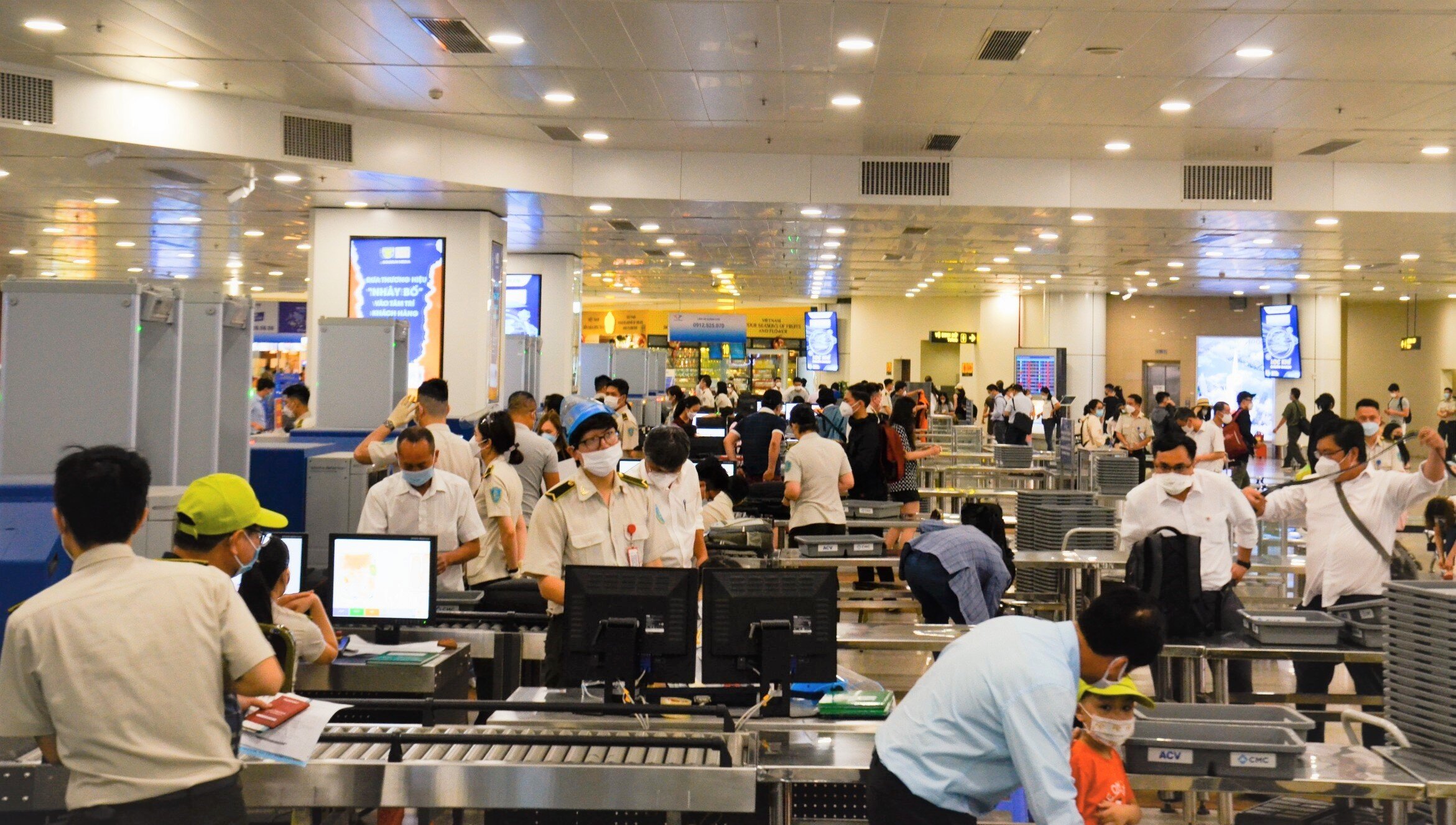 Cảng HKQT Nội Bài cũng khuyến cáo hành khách chủ động lên sớm trước giờ bay (có mặt trước giờ bay 2 tiếng đối với chuyến bay nội địa, 3 tiếng đối với chuyến bay quốc tế) để tránh nguy cơ chậm chuyến do ách tắc giao thông trên đường di chuyển đến sân bay hoặc ùn ứ cục bộ tại nhà ga trong một số khung giờ “vàng”.
Theo thông tin của Báo Giao thông, để giải toả nhanh nhất hành khách, cảng Nội Bài đã mở tối đa 22 máy soi trước mỗi khung giờ cao điểm1 giờ để đảm bảo lưu thông nhanh nhất