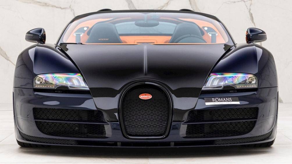 Xe có phần lớn các tấm ốp thân xe được hoàn thiện bằng sợi carbon màu xanh đậm, giúp vẻ ngoài của xe trông rất mới dù đã xuất xưởng từ năm 2015