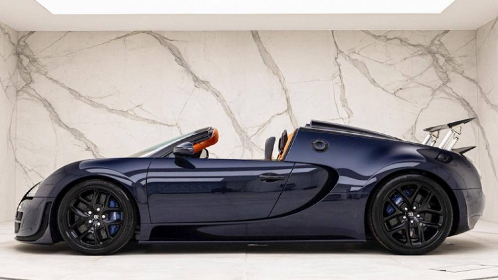 Đi kèm là các bộ phận làm bằng sợi carbon truyền thống như mui xe, trụ A, nắp động cơ và cánh gió sau, bộ la-zăng màu đen và kẹp phanh màu xanh đậm